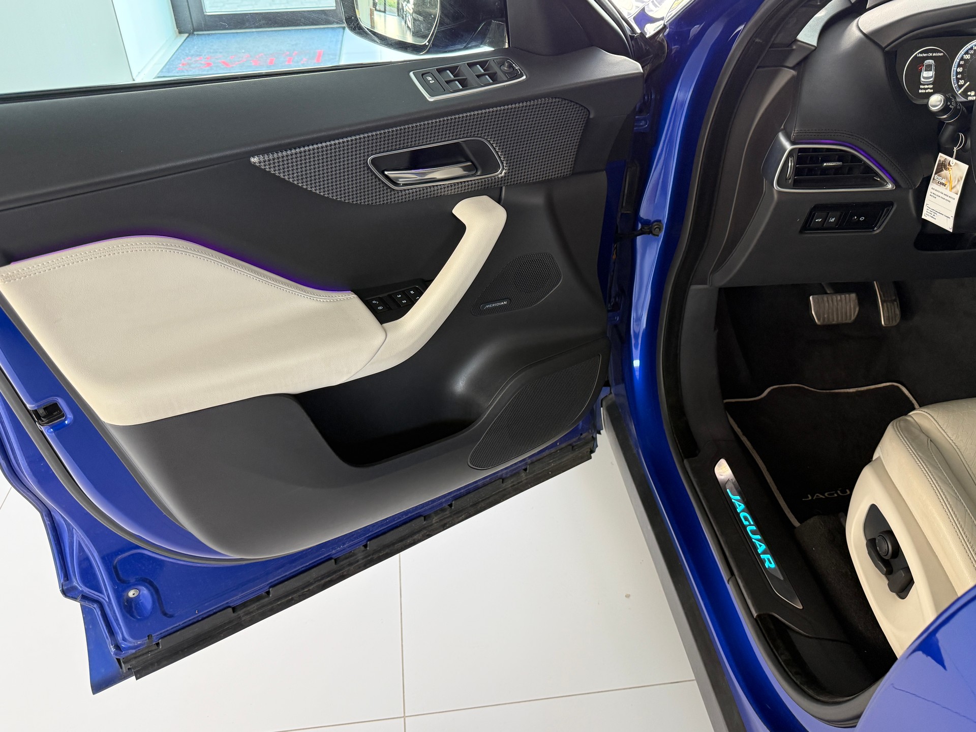 JAGUAR F-Pace 3.0 V6 S AWD Automatik ***1. Hand CH-Fz.***Panoramadach***Sonderlackierung***NP. Fr. 109'900.-***-image-7