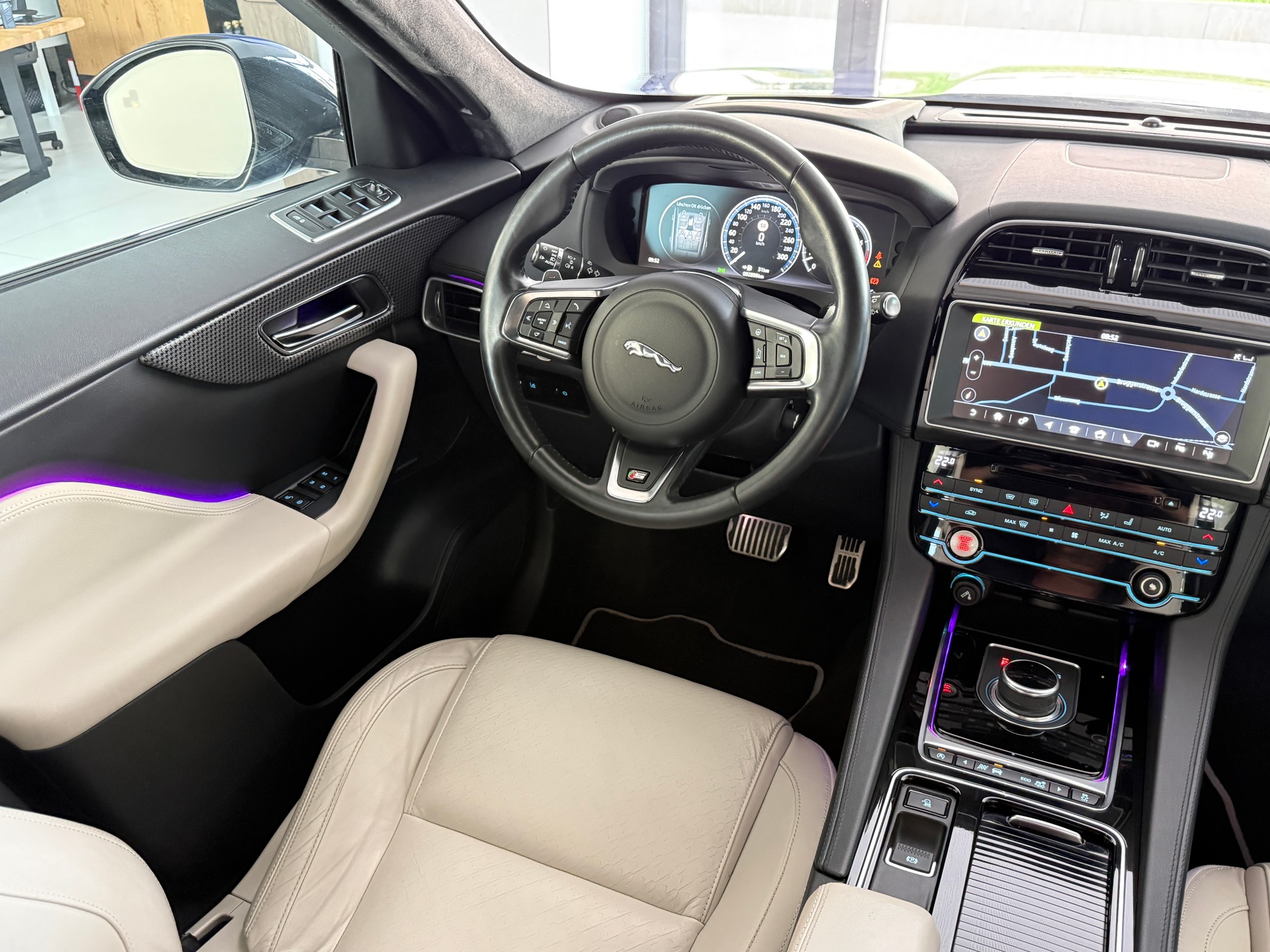 JAGUAR F-Pace 3.0 V6 S AWD Automatik ***1. Hand CH-Fz.***Panoramadach***Sonderlackierung***NP. Fr. 109'900.-***-image-16