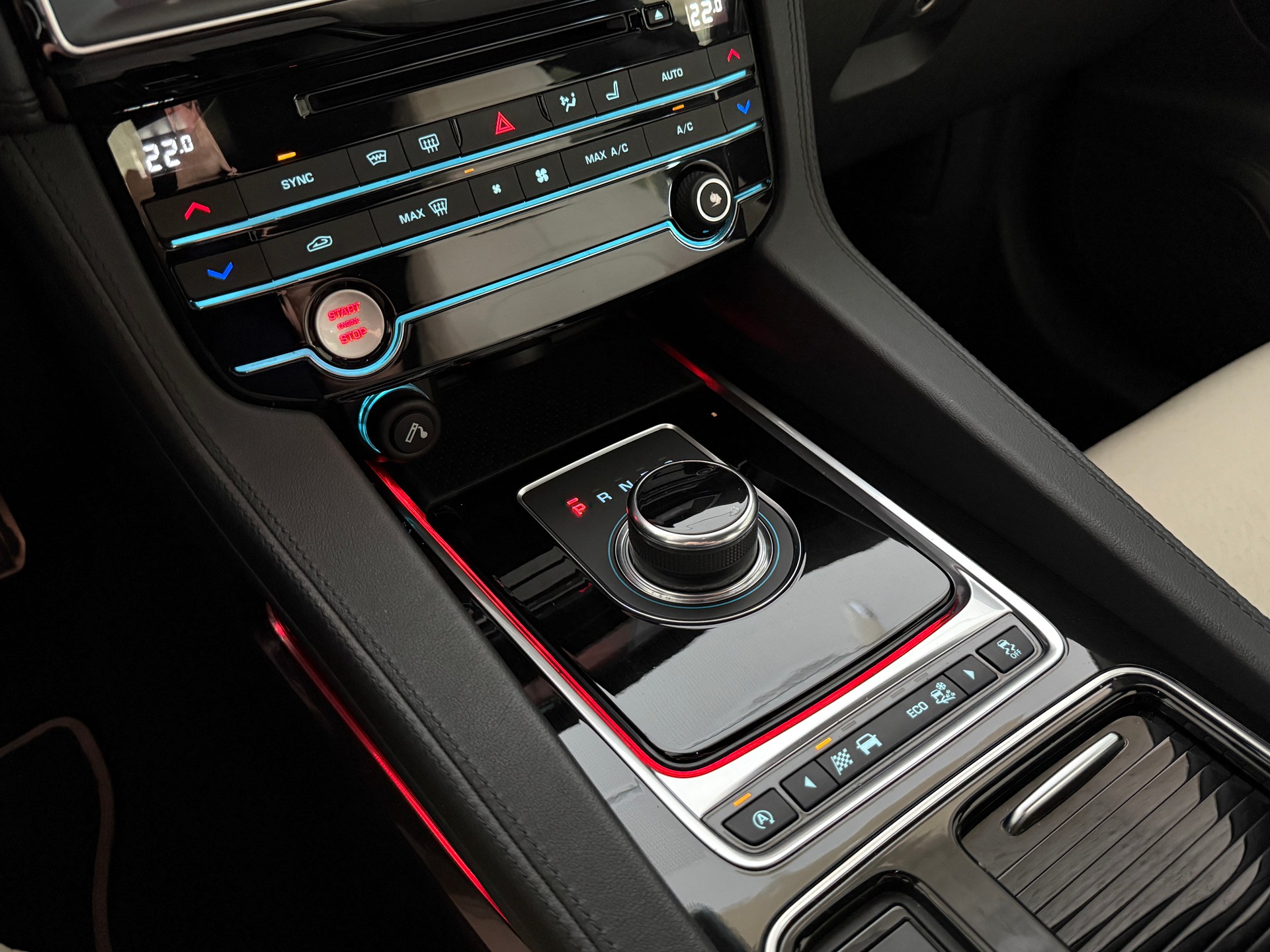 JAGUAR F-Pace 3.0 V6 S AWD Automatik ***1. Hand CH-Fz.***Panoramadach***Sonderlackierung***NP. Fr. 109'900.-***-image-22