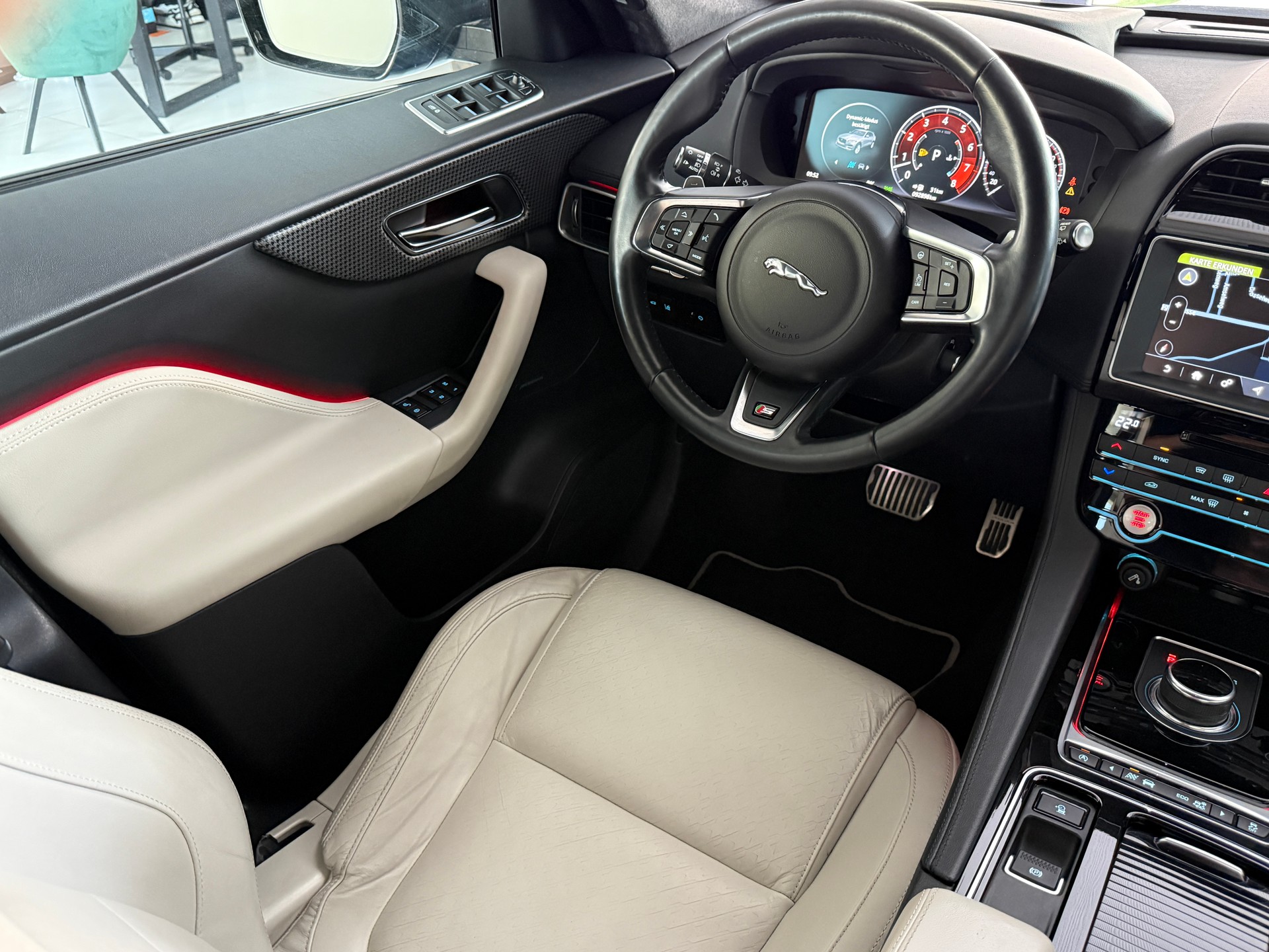JAGUAR F-Pace 3.0 V6 S AWD Automatik ***1. Hand CH-Fz.***Panoramadach***Sonderlackierung***NP. Fr. 109'900.-***-image-13