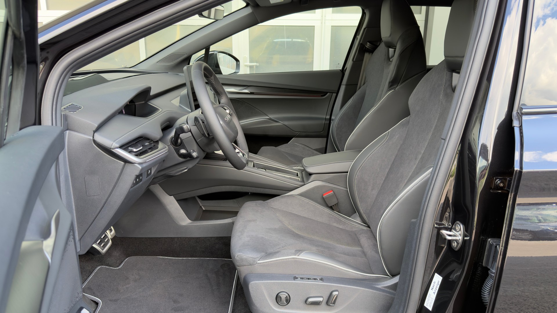 SKODA Elroq Sportline 85 4x4-image-11