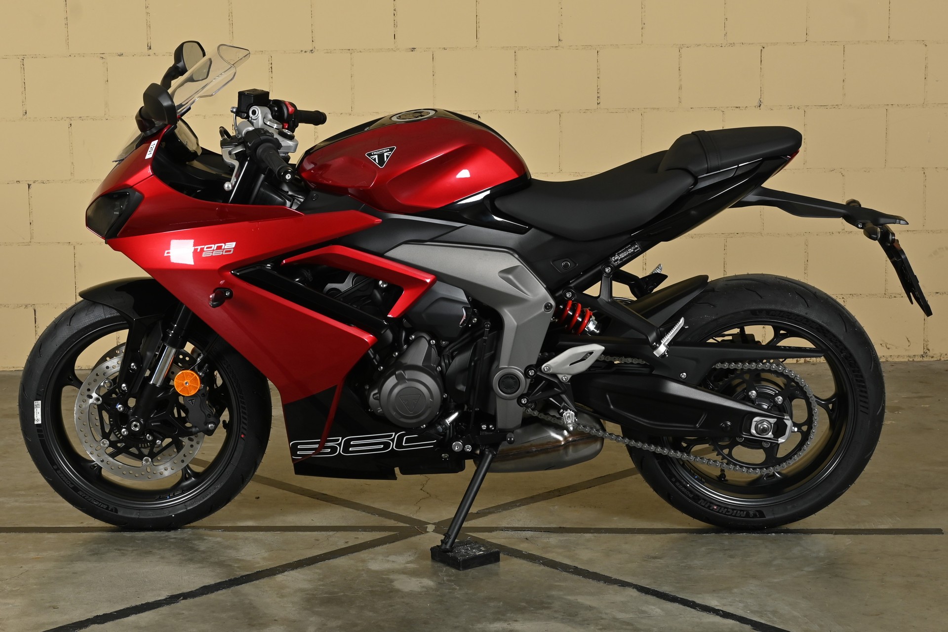TRIUMPH Daytona 660-showroom-element-3