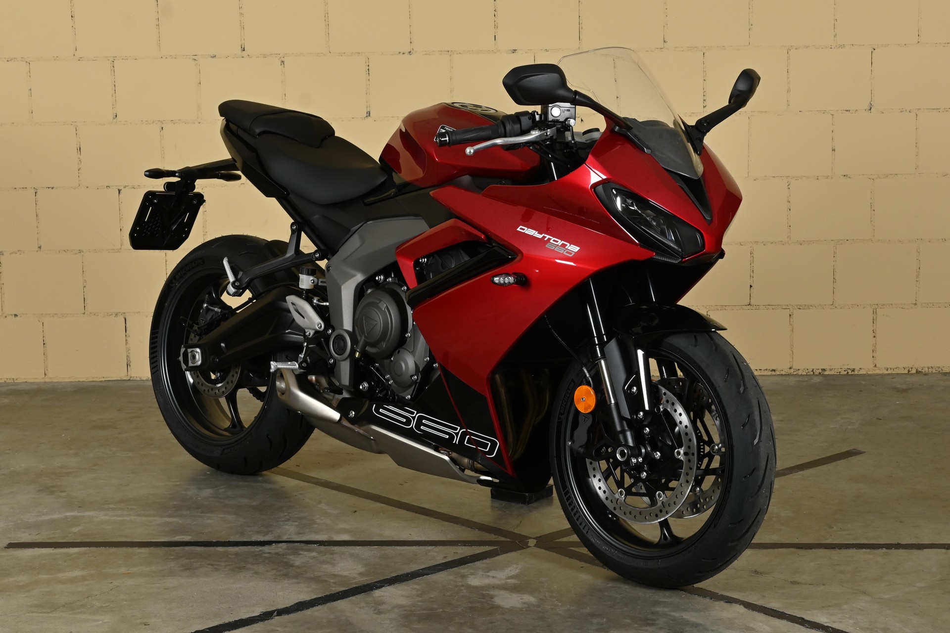 TRIUMPH Daytona 660-showroom-element-1
