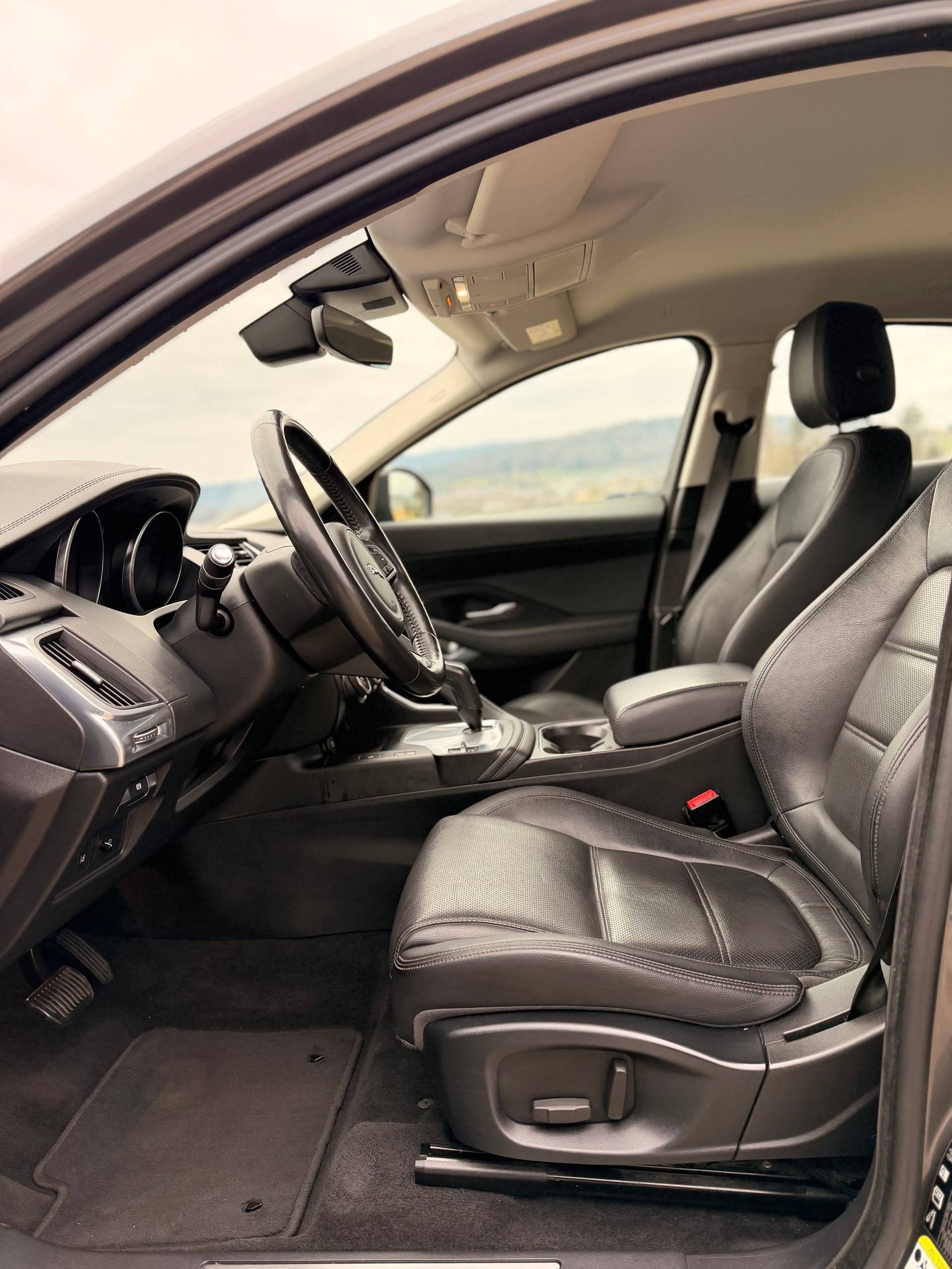 JAGUAR E-Pace 2.0d D150 S AWD Automatik-image-15