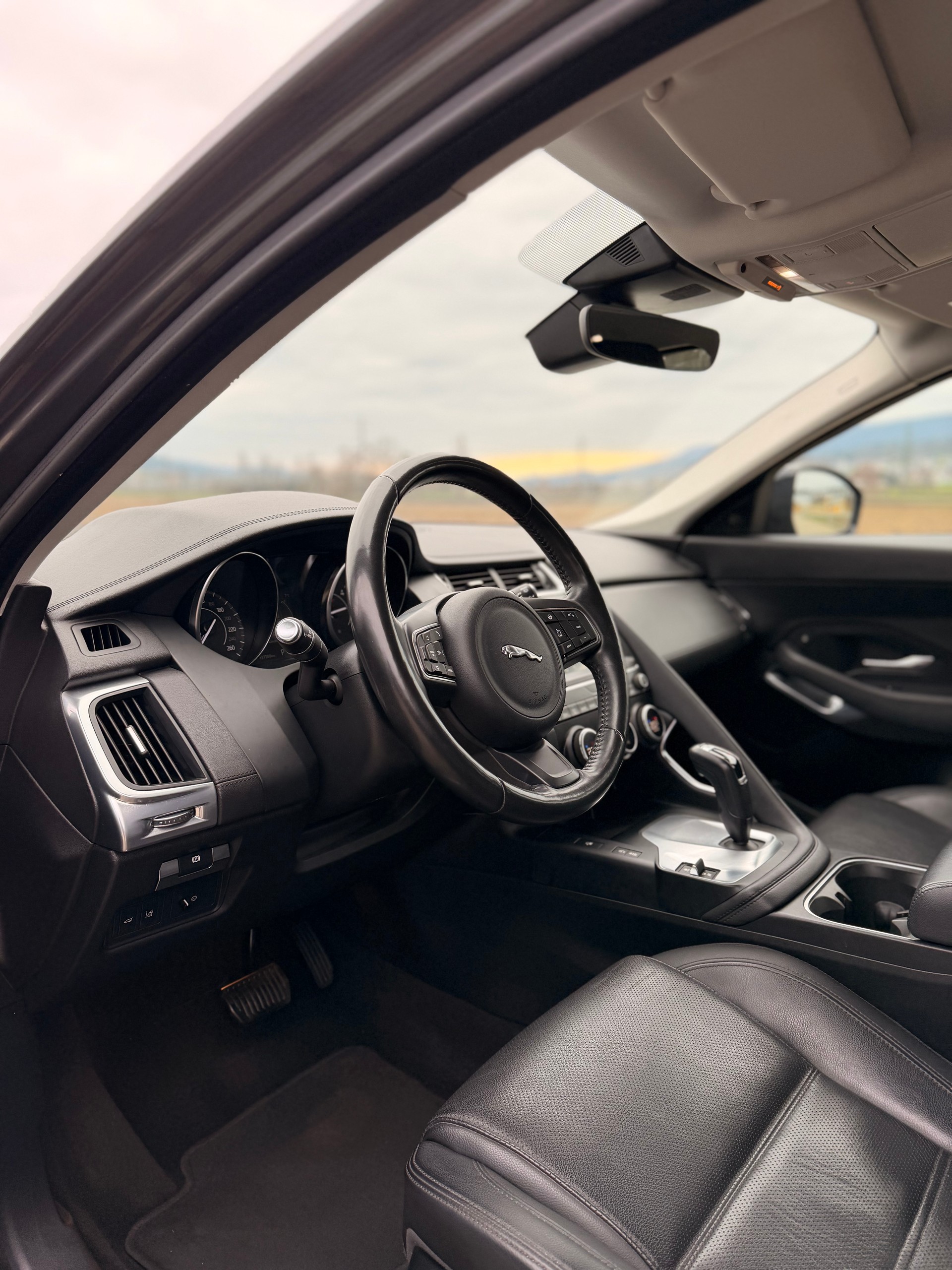 JAGUAR E-Pace 2.0d D150 S AWD Automatik-image-12