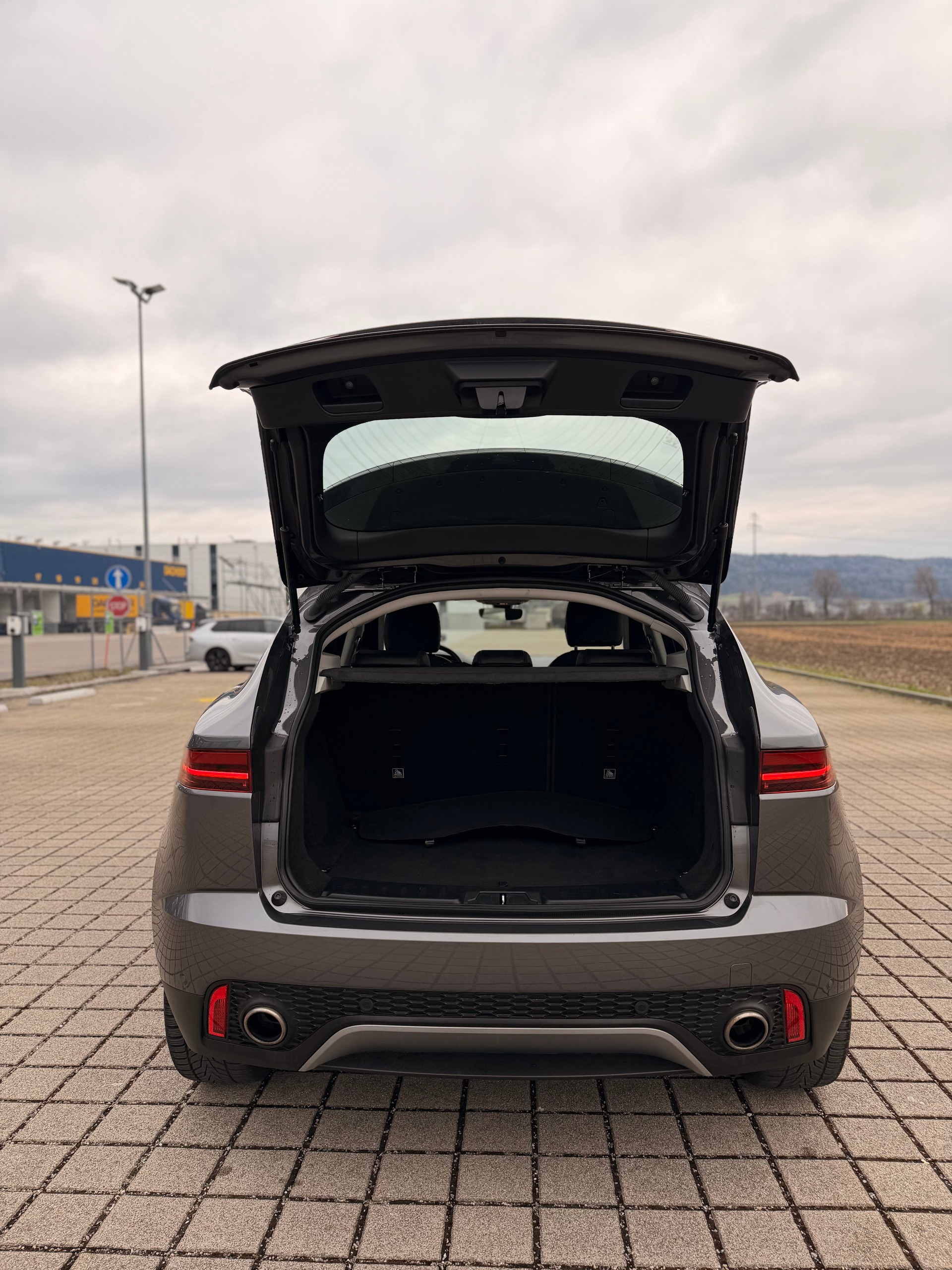 JAGUAR E-Pace 2.0d D150 S AWD Automatik-image-25