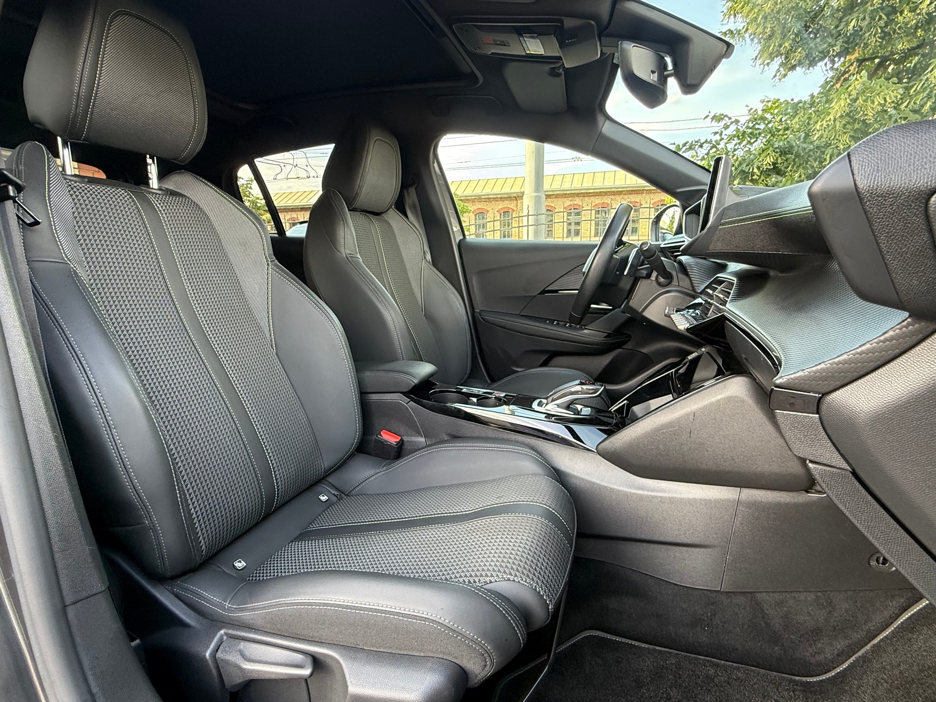PEUGEOT 208 1.2 PureTech GT Line EAT8-image-12