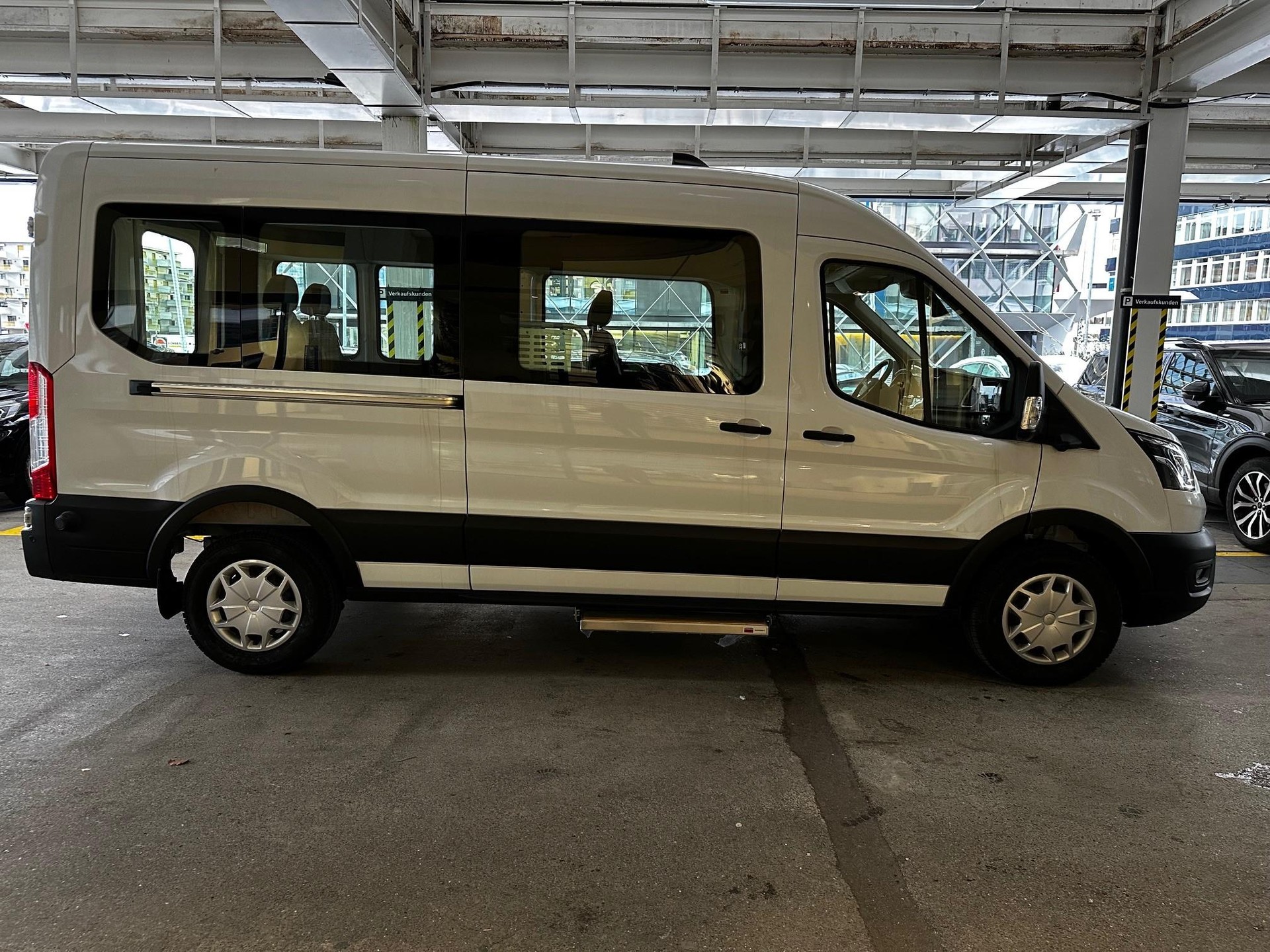 FORD E-Transit Van 390 L3H2 68kWh Trend Bus 9 Plätze-image-4