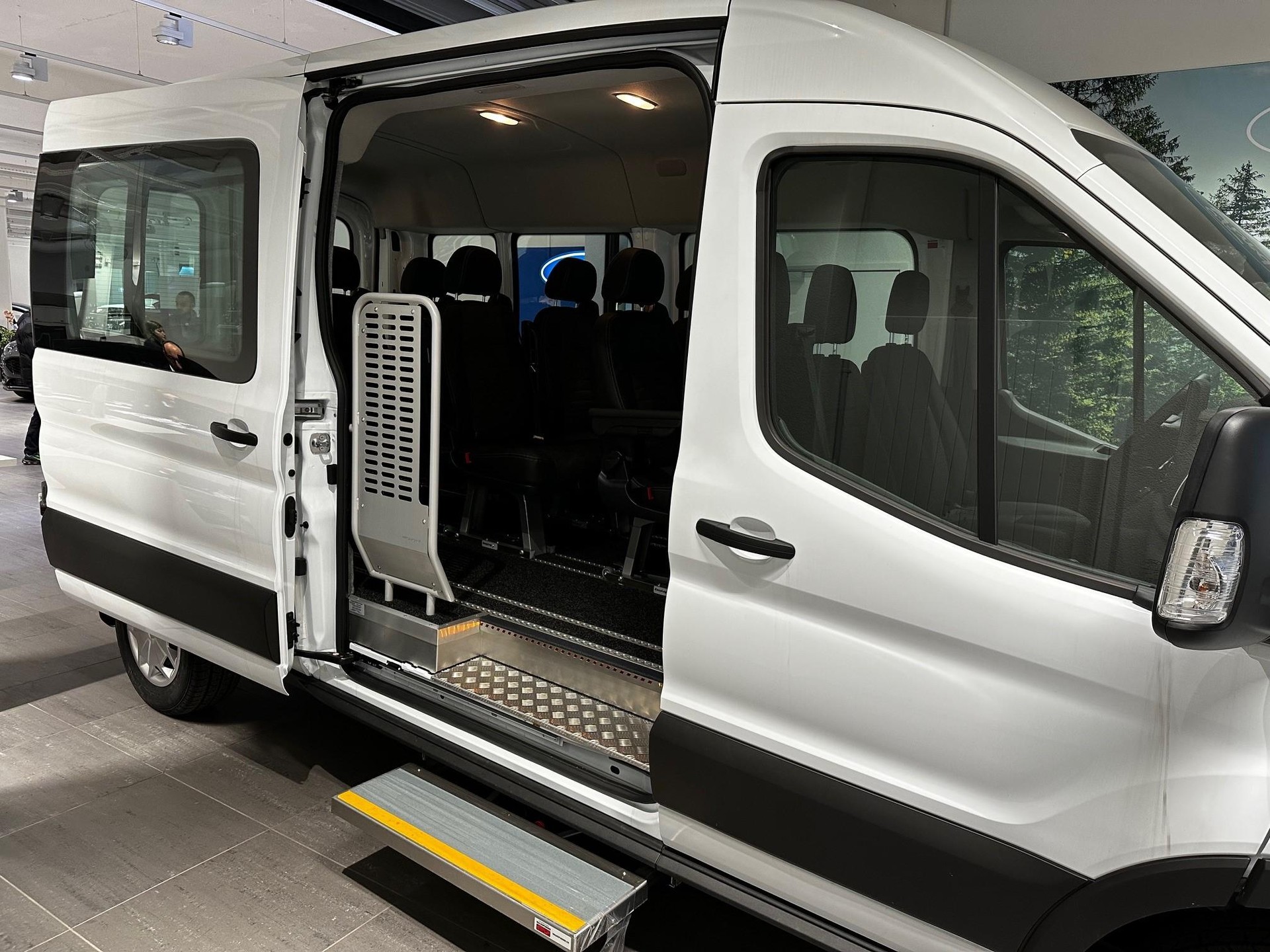 FORD E-Transit Van 390 L3H2 68kWh Trend Bus 9 Plätze-image-8