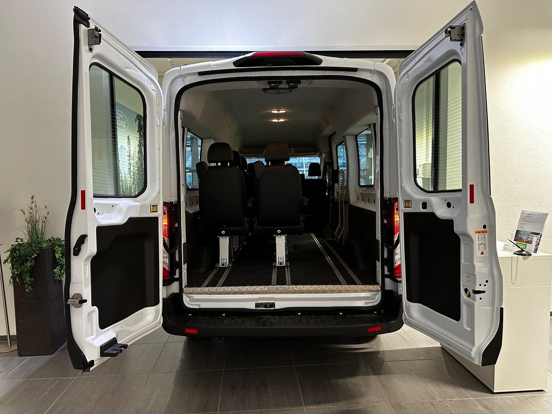 FORD E-Transit Van 390 L3H2 68kWh Trend Bus 9 Plätze-image-7