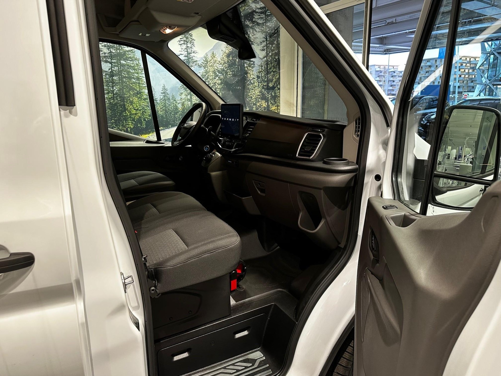FORD E-Transit Van 390 L3H2 68kWh Trend Bus 9 Plätze-image-9