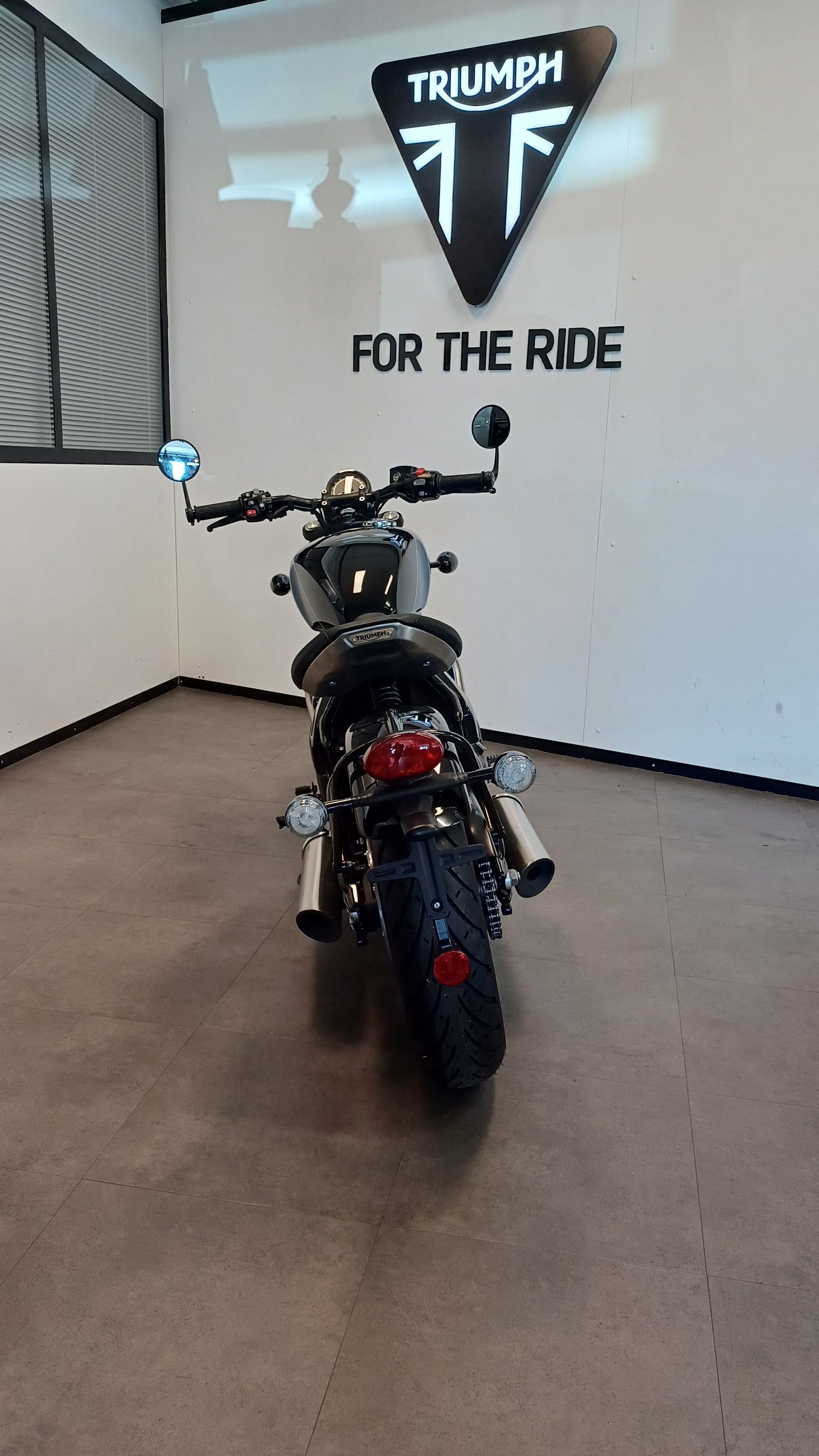 TRIUMPH Bonneville Bobber 35KW-image-6