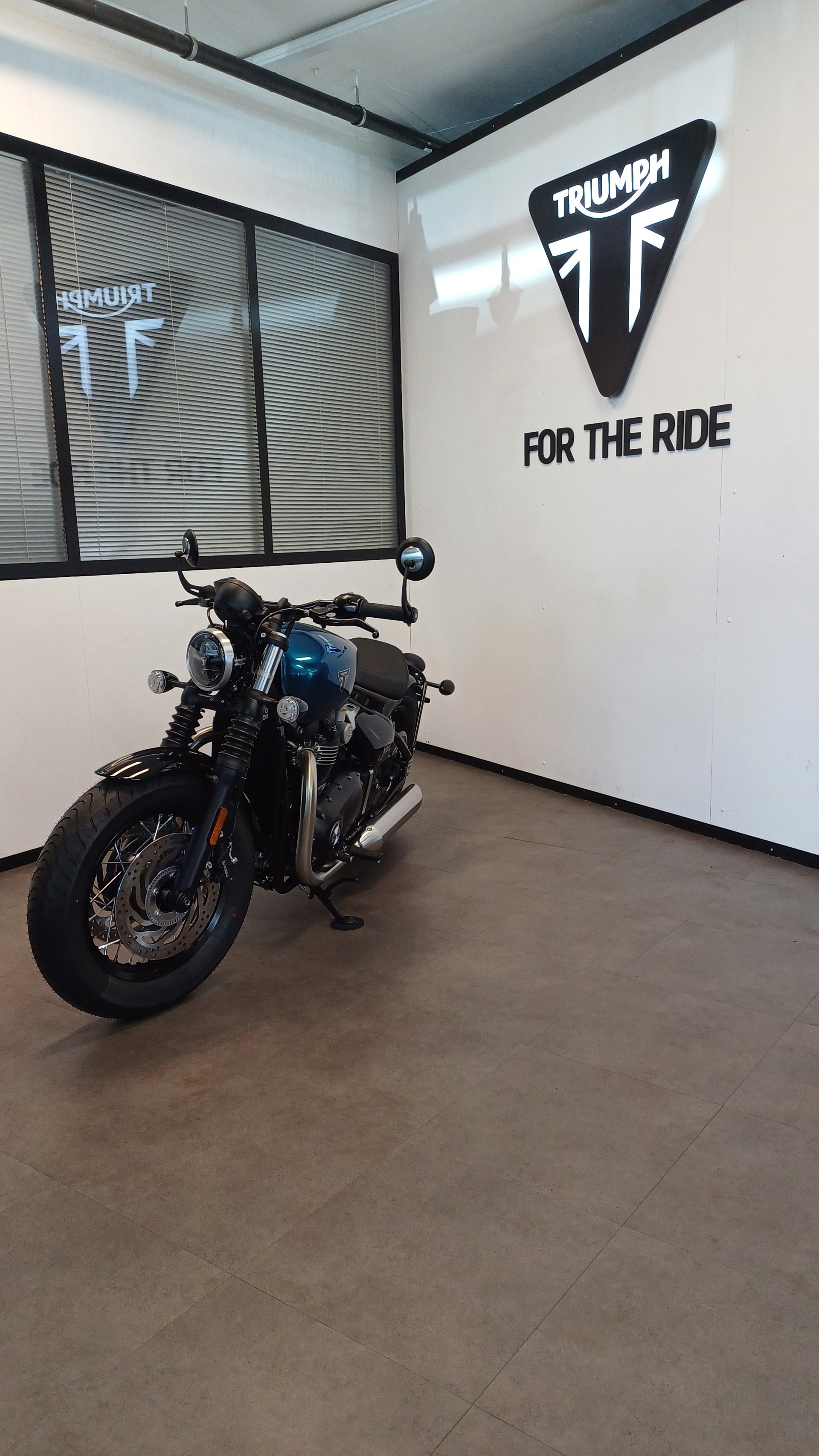 TRIUMPH Bonneville Bobber 35KW-image-5