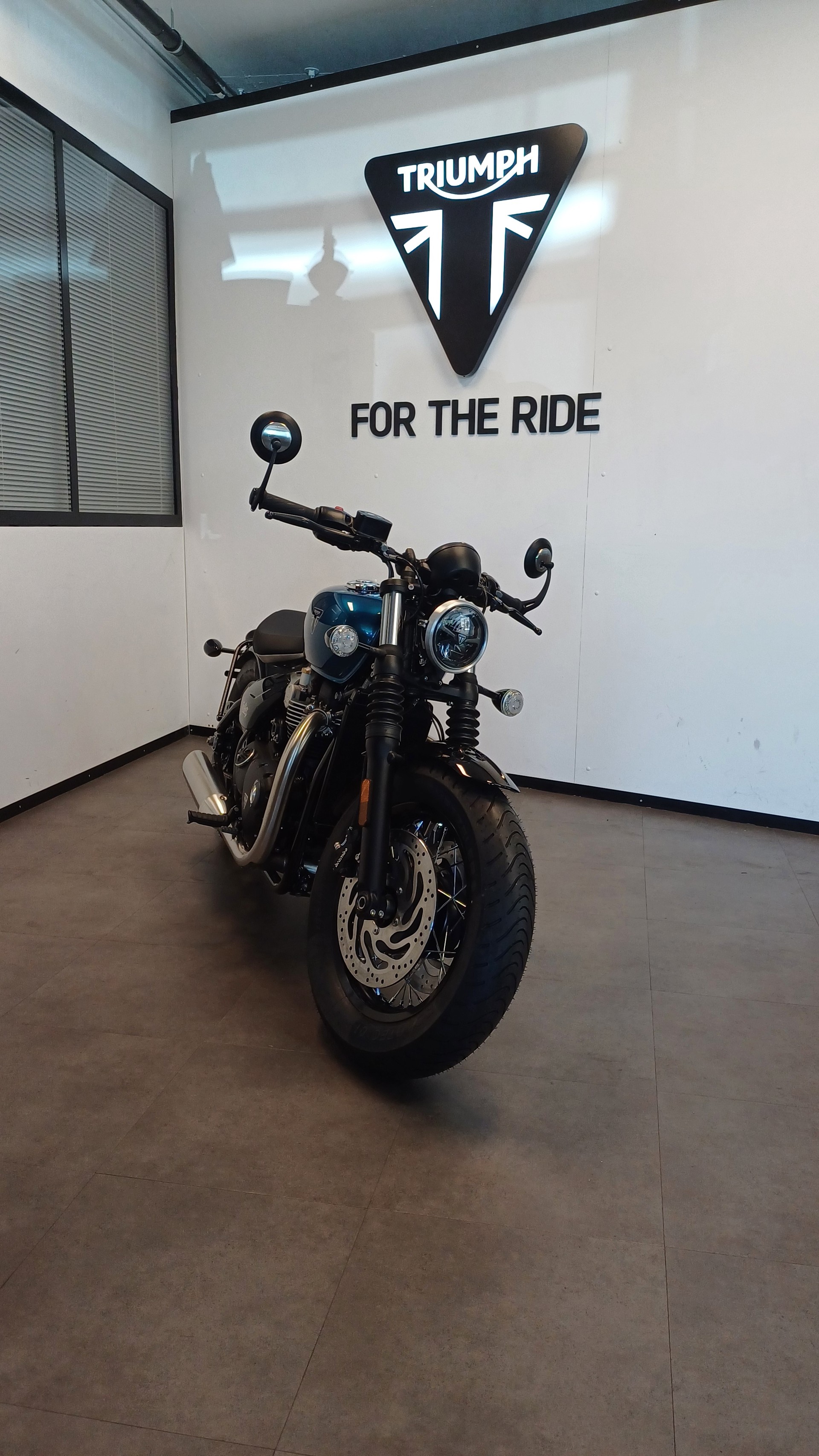 TRIUMPH Bonneville Bobber 35KW-image-4