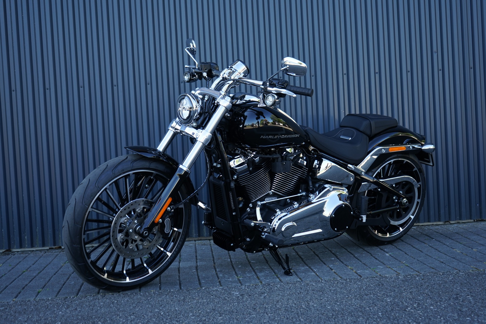 HARLEY-DAVIDSON FXBR Breakout 117ci-showroom-element-1