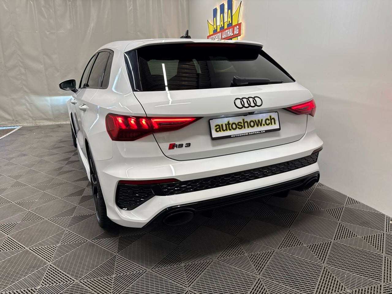 AUDI RS3 Sportback 2.5 TSI quattro S-tronic-image-16