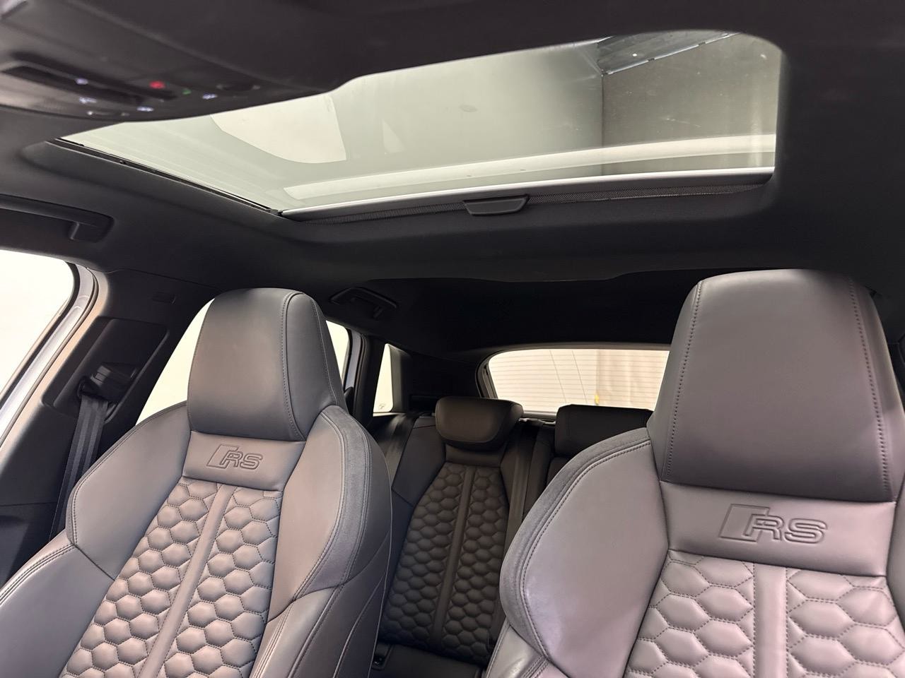 AUDI RS3 Sportback 2.5 TSI quattro S-tronic-image-6