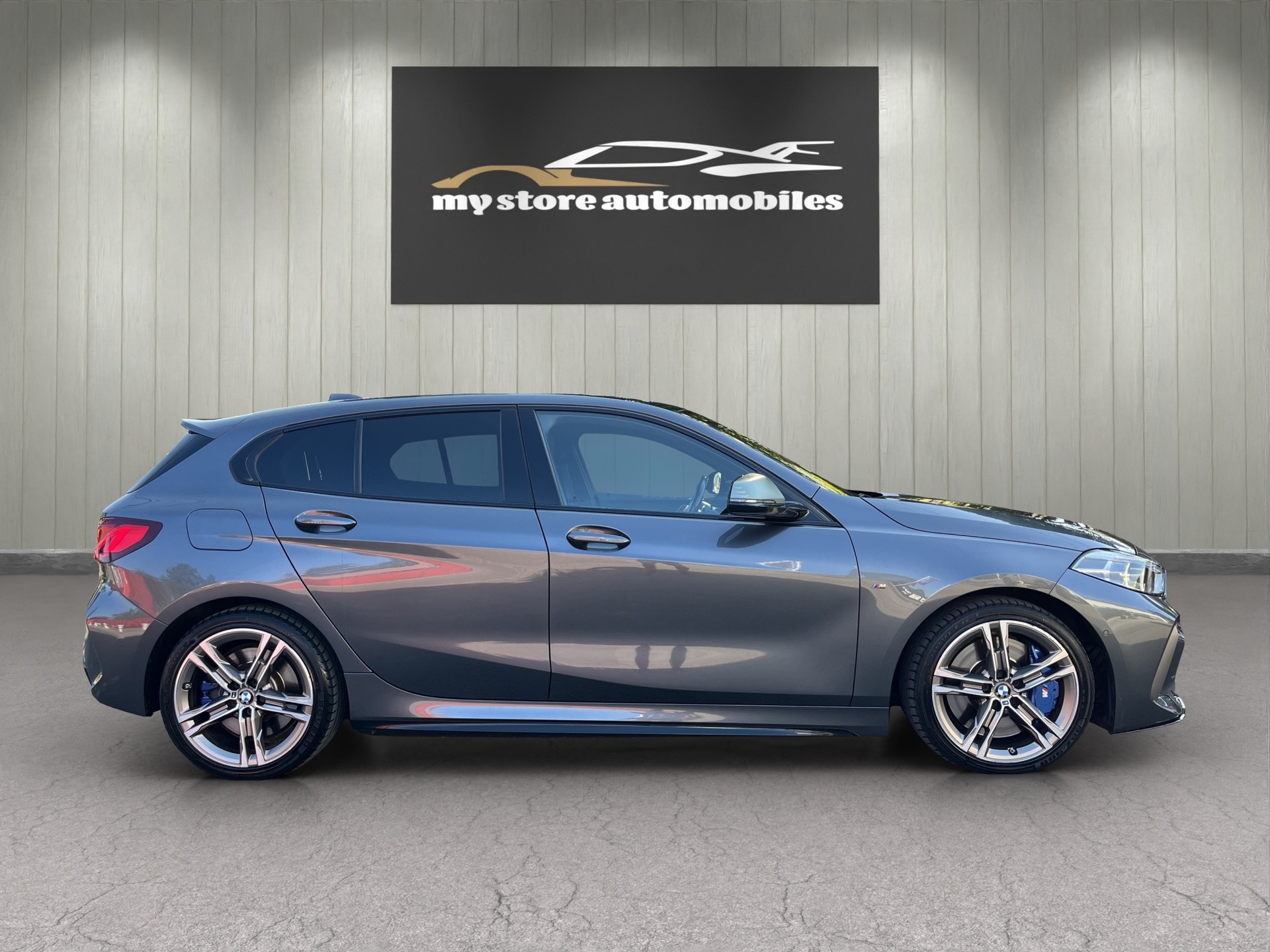BMW M135i xDrive Steptronic-image-4