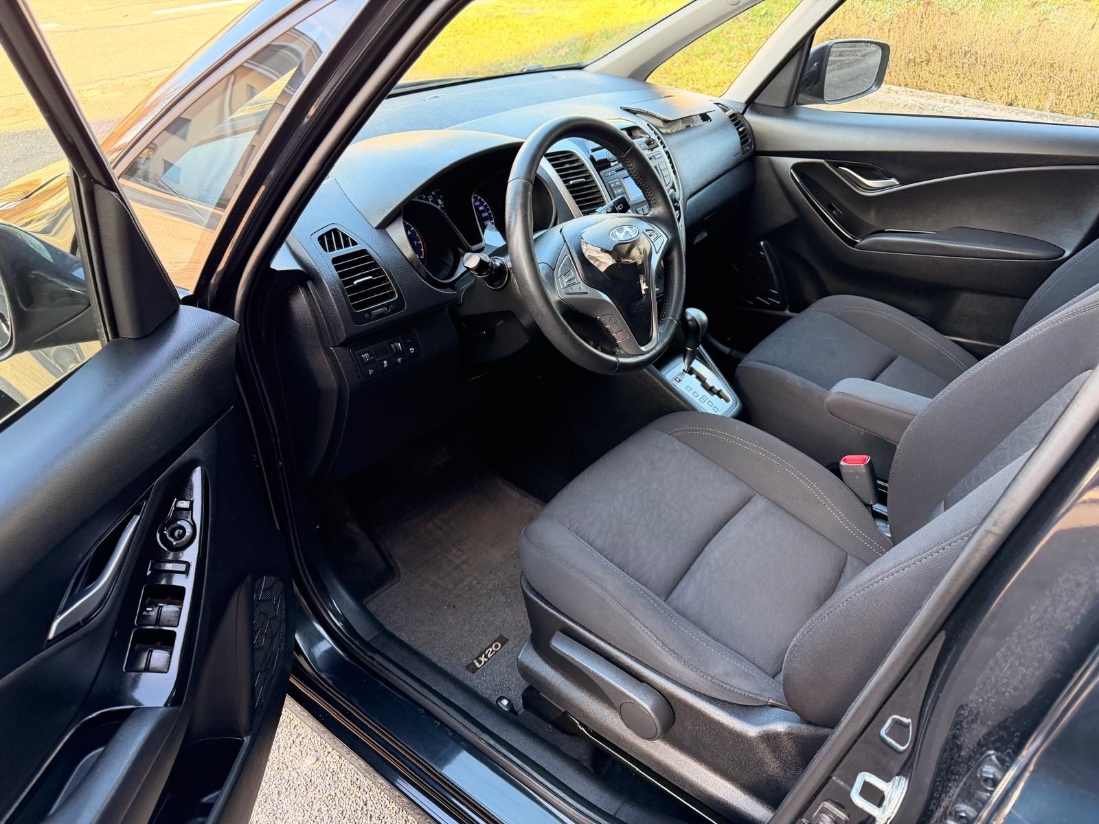 HYUNDAI iX20 1.6 Style Automatic-image-9