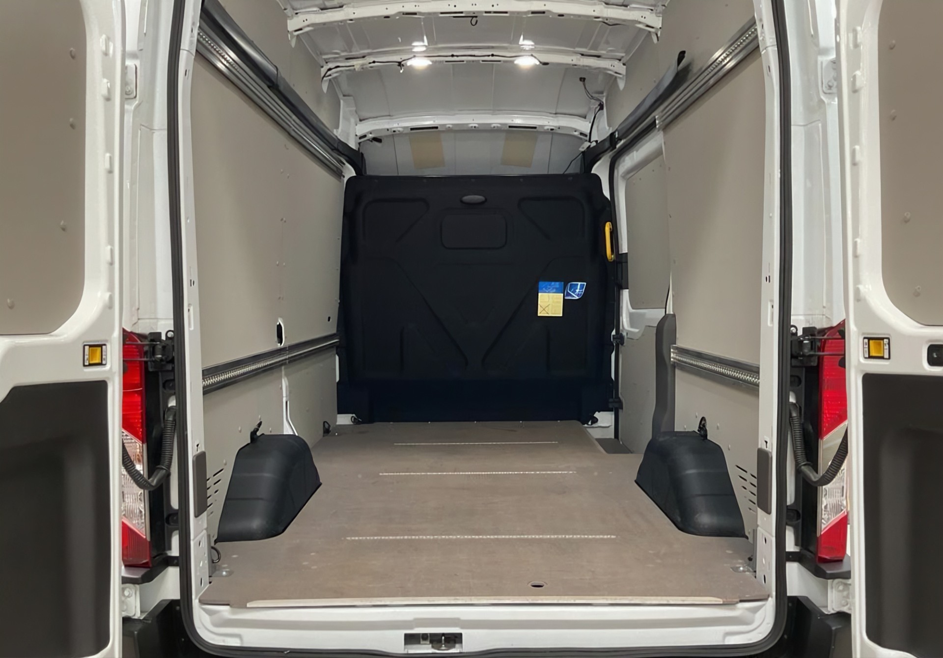 FORD E-Transit Van 350 L2 Trend RWD 68kWh-image-10