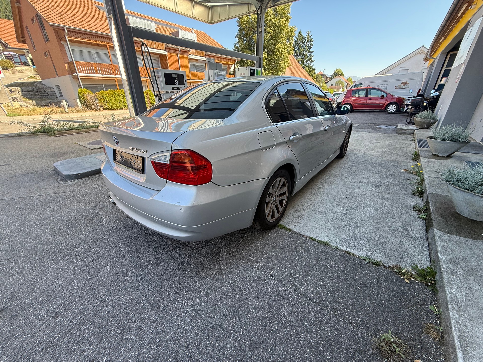 BMW 325xi-image-5