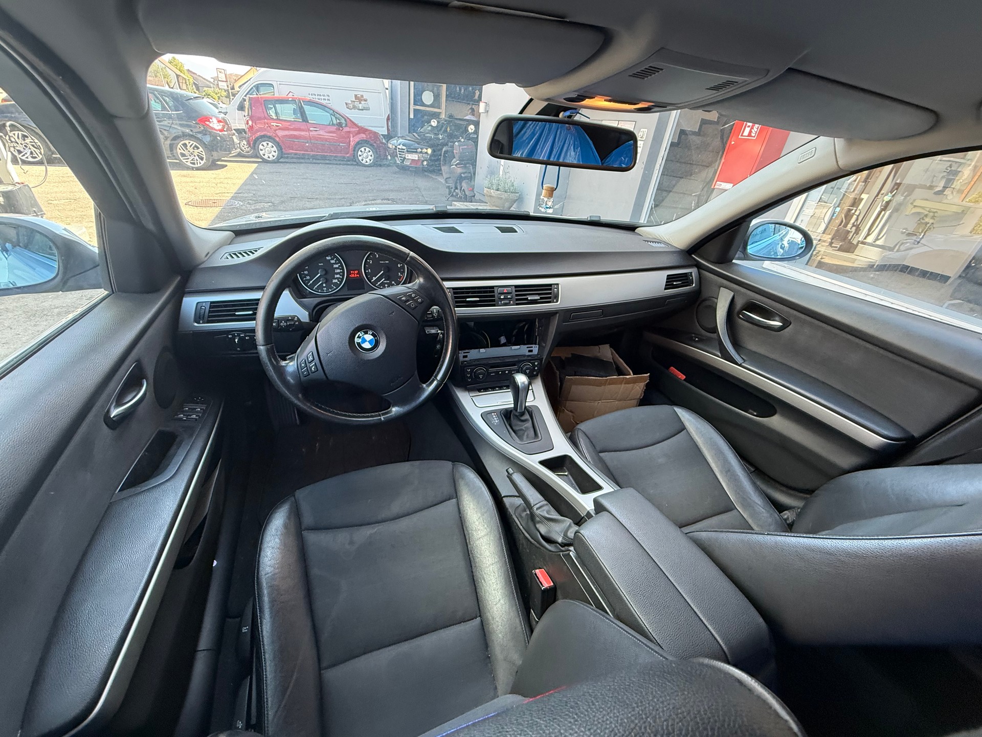 BMW 325xi-image-7