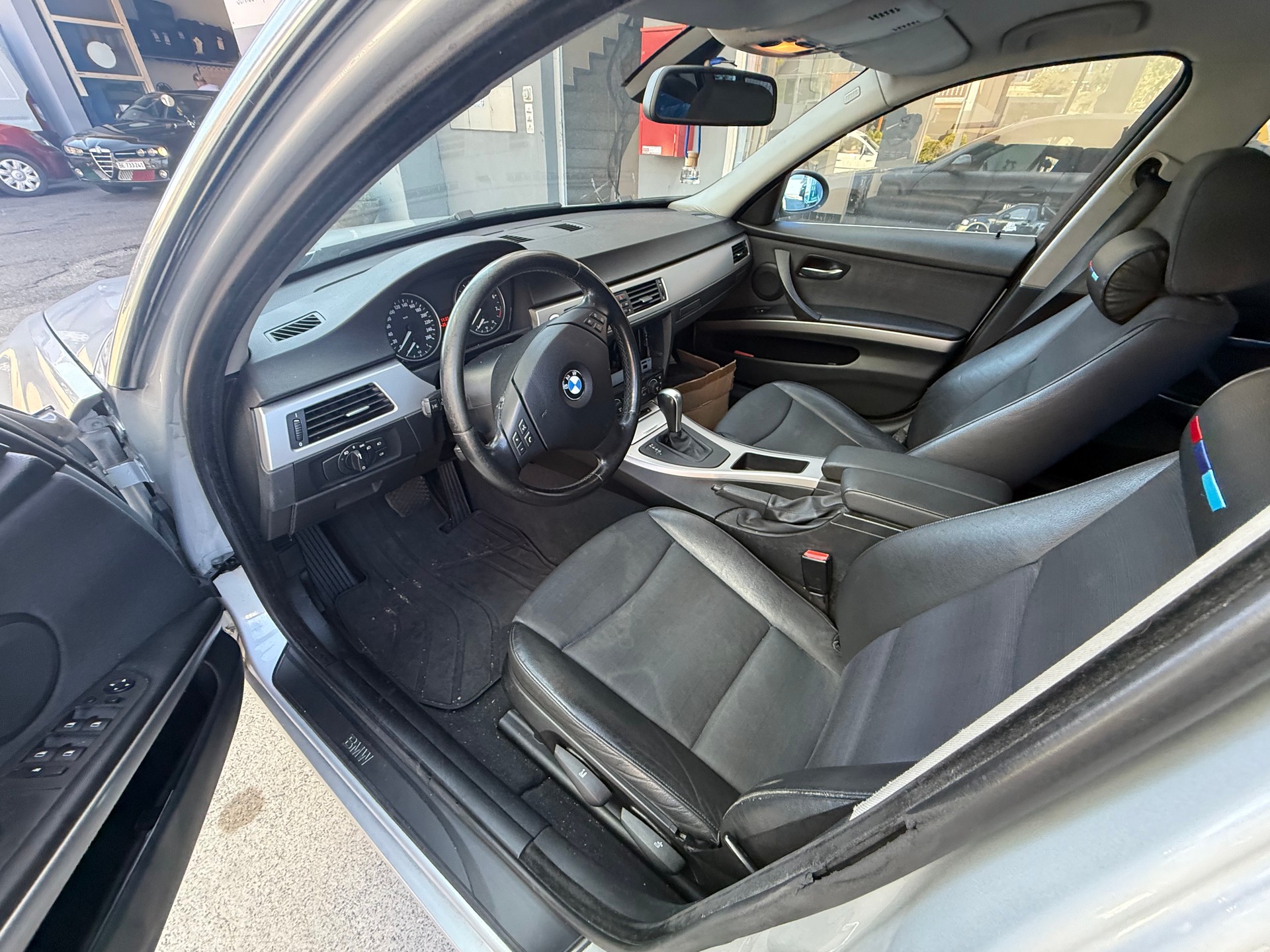 BMW 325xi-image-8