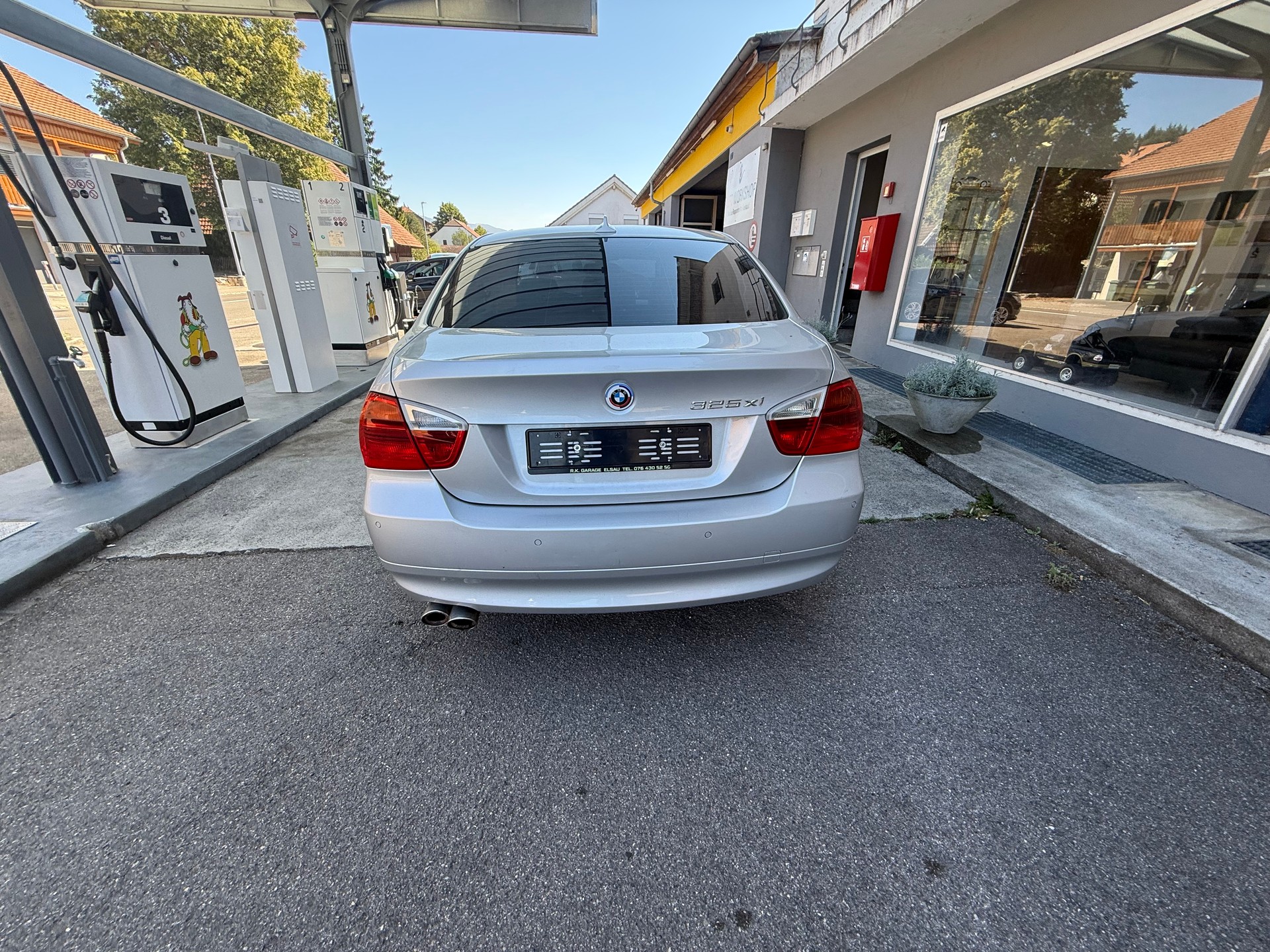 BMW 325xi-image-4