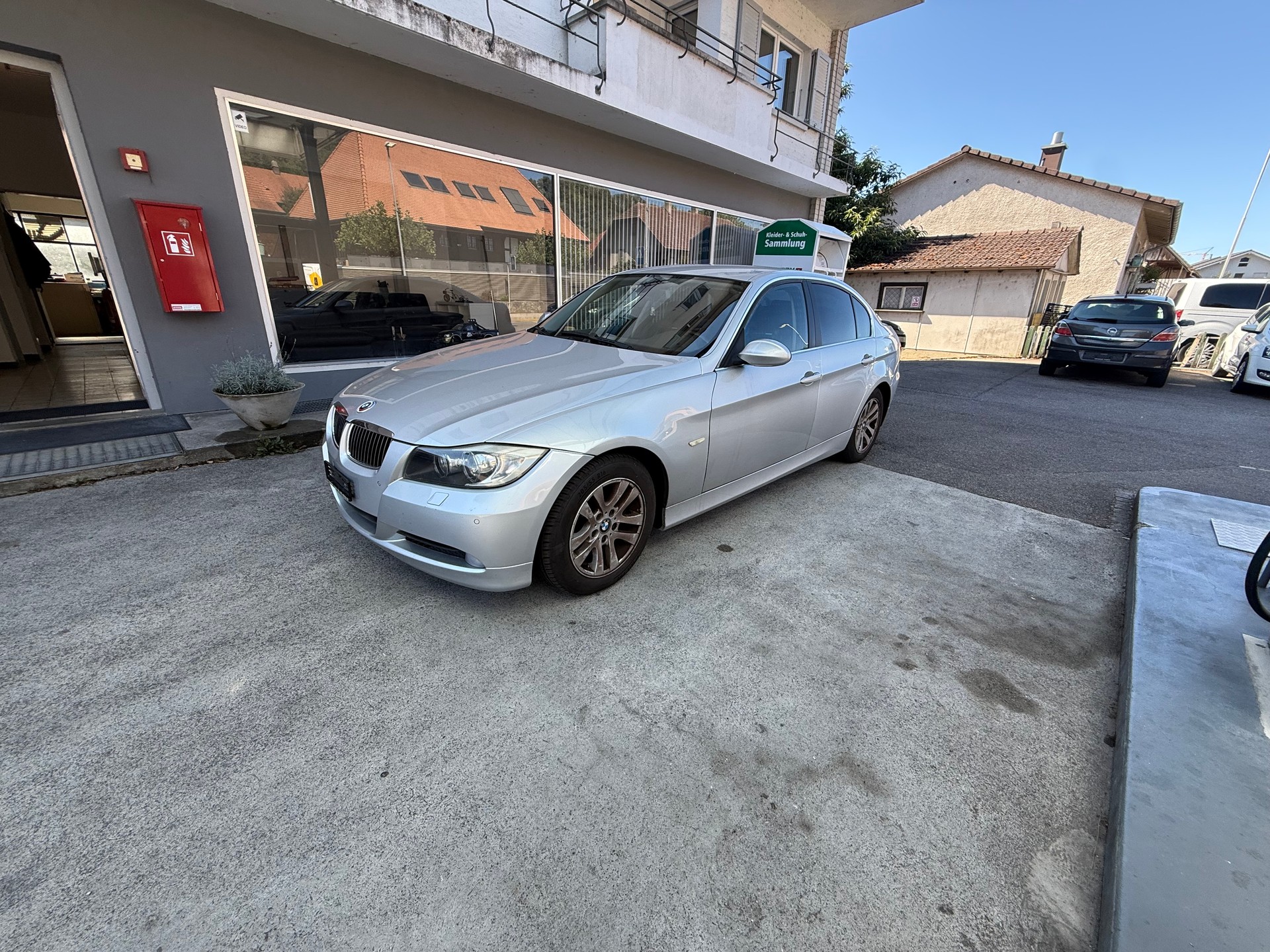 BMW 325xi-image-2