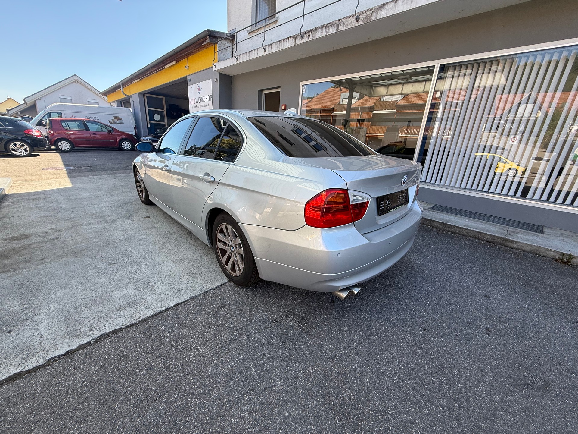 BMW 325xi-image-3