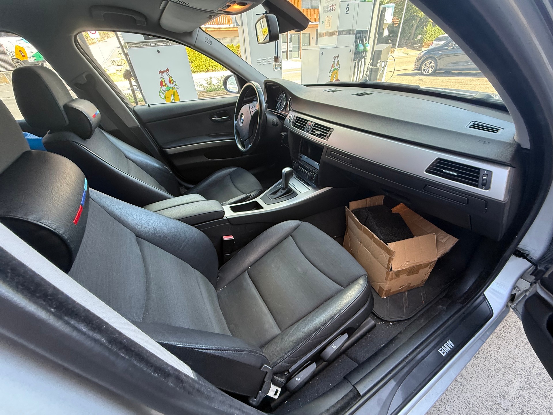 BMW 325xi-image-9