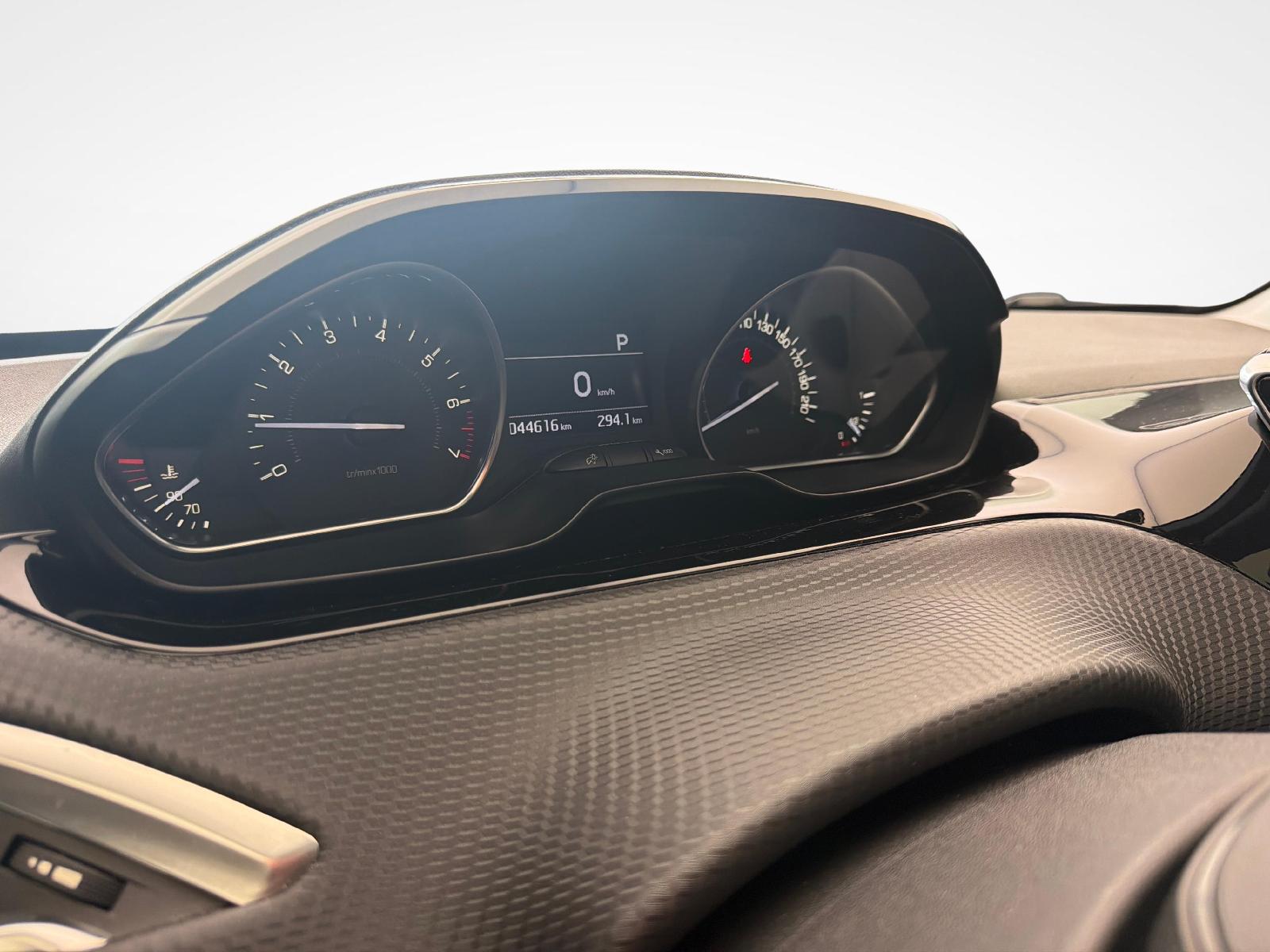 PEUGEOT 208 1.2 PureTech Allure S/S-image-12