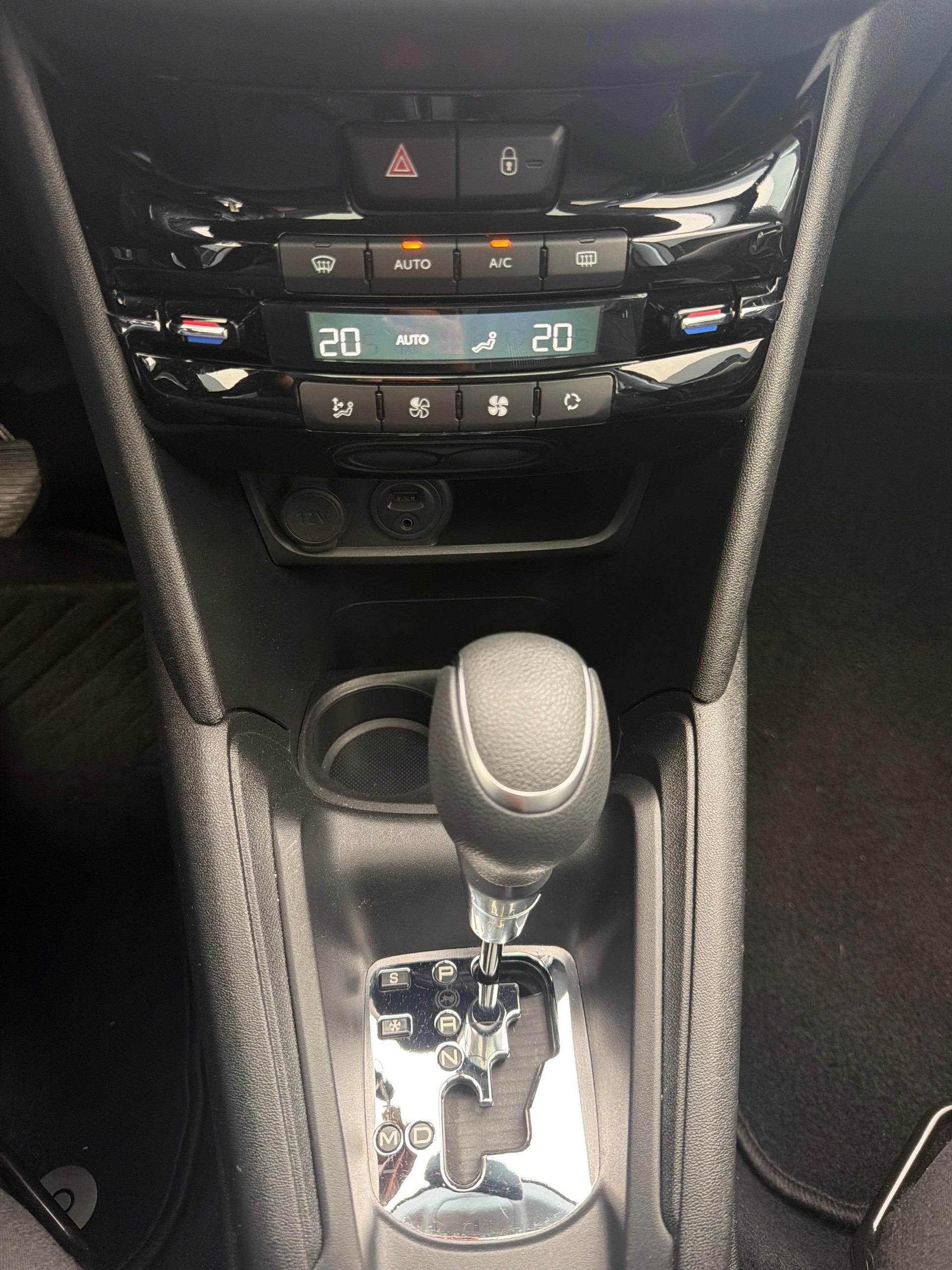 PEUGEOT 208 1.2 PureTech Allure S/S-image-17