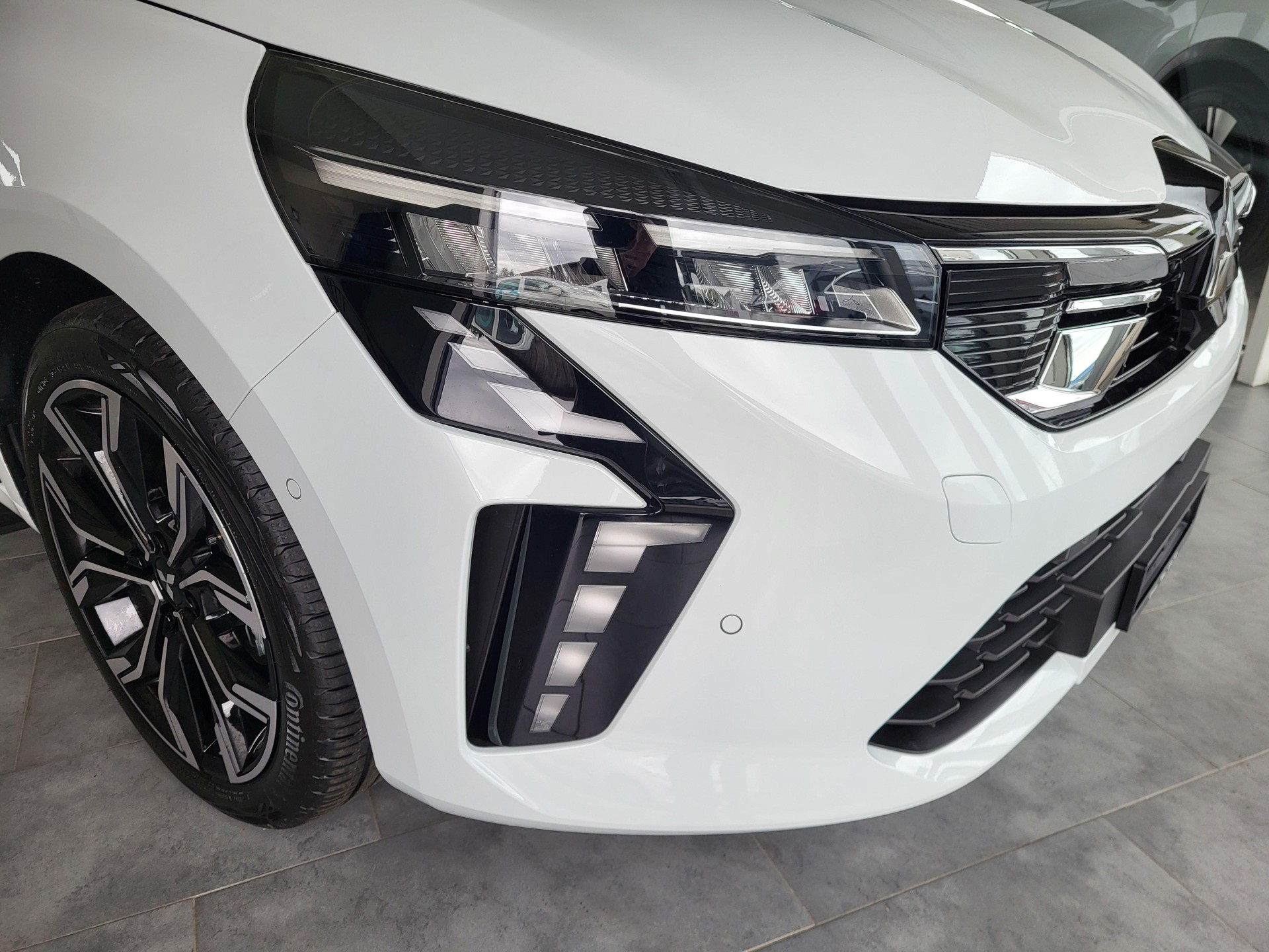 MITSUBISHI Colt 1.6 HEV Instyle-image-3
