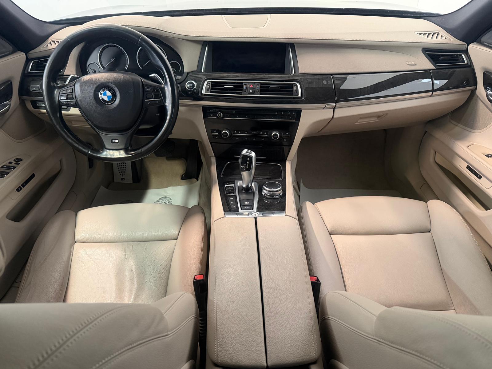 BMW 750i xDrive-image-12