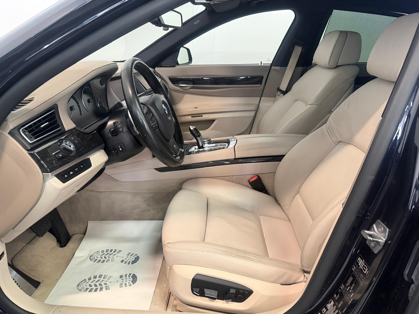 BMW 750i xDrive-image-14