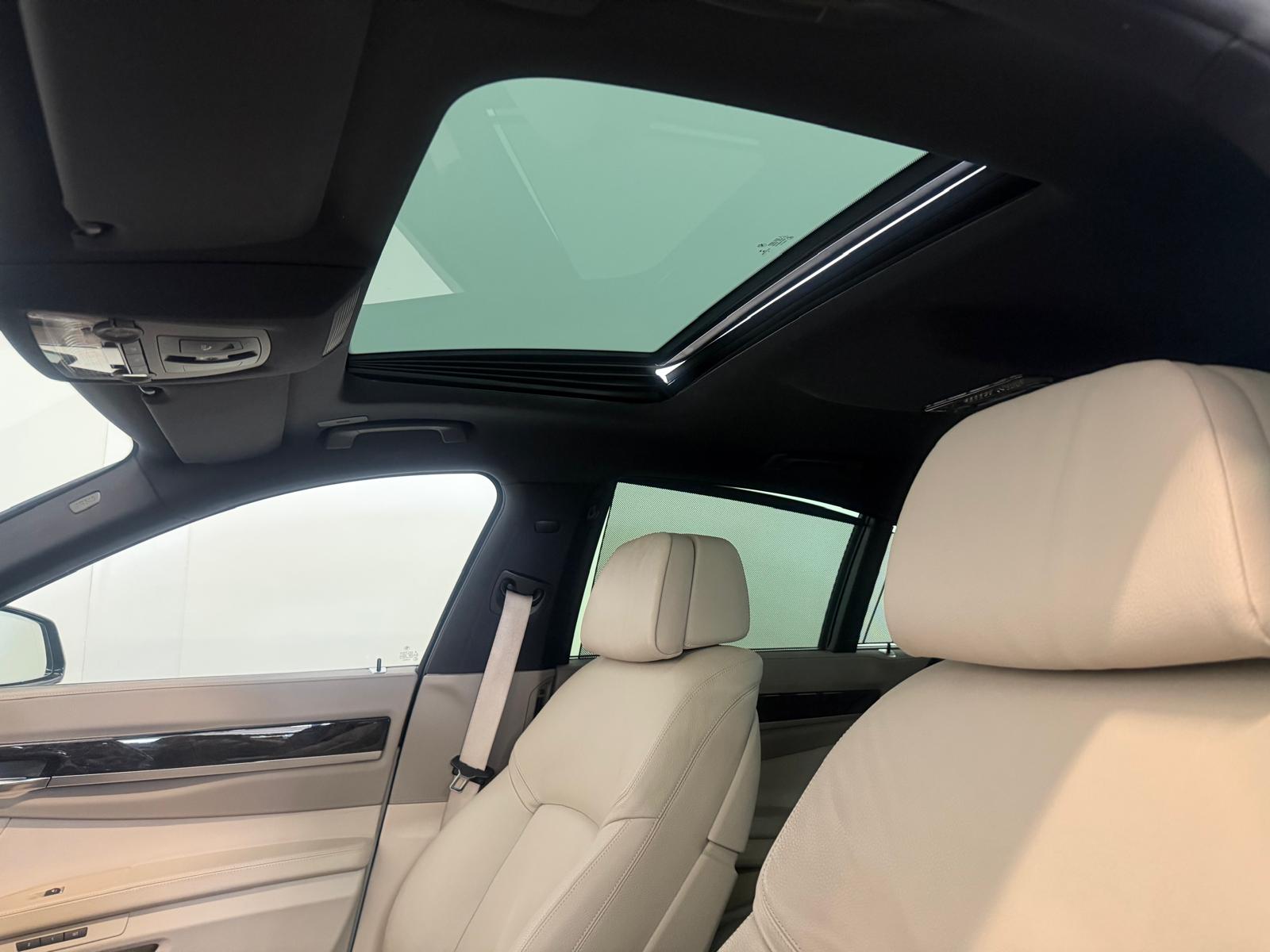BMW 750i xDrive-image-17