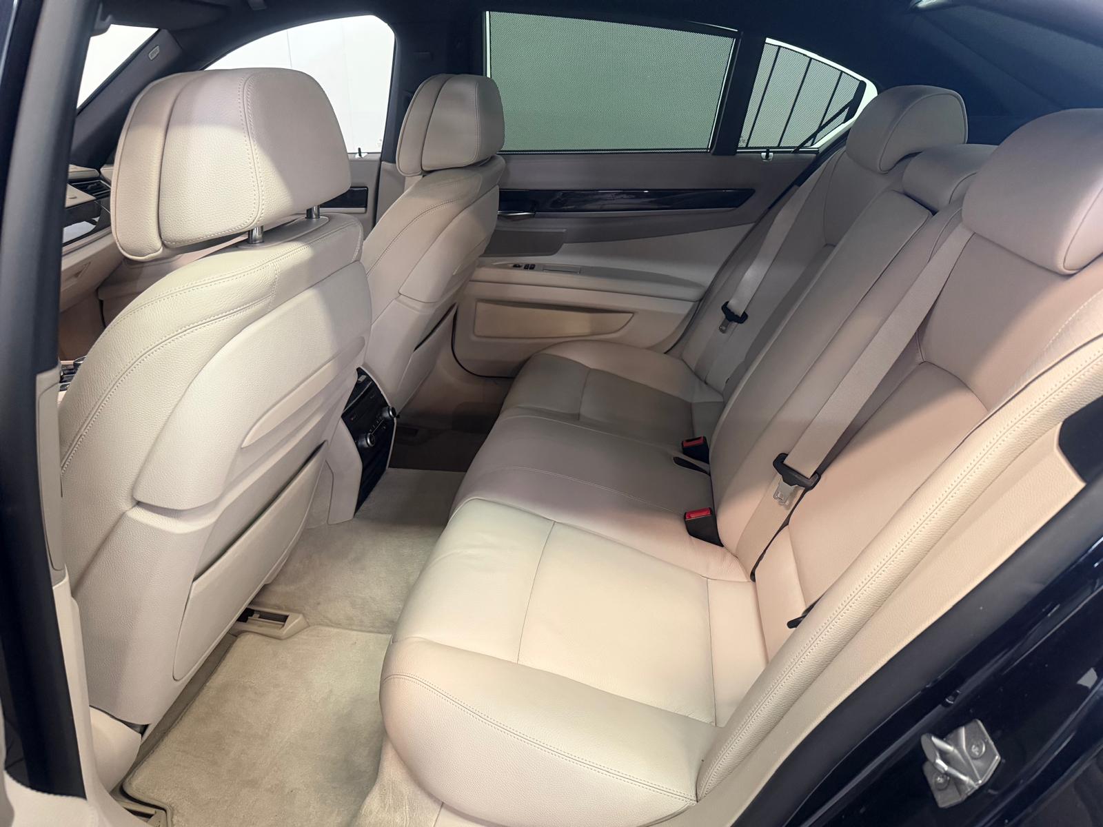BMW 750i xDrive-image-18