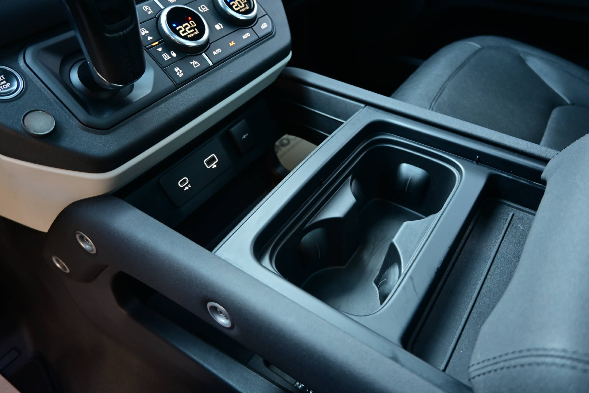 LAND ROVER Defender 110 3.0 D I6 250 X-Dynamic SE-image-27