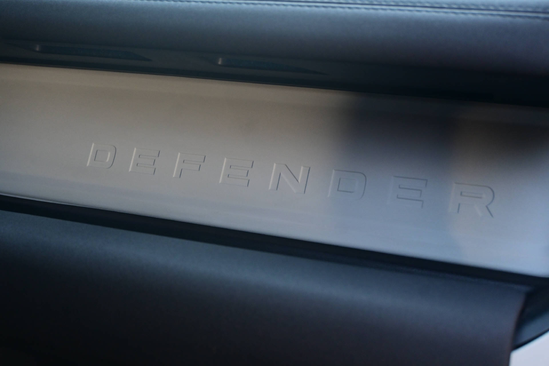 LAND ROVER Defender 110 3.0 D I6 250 X-Dynamic SE-image-21