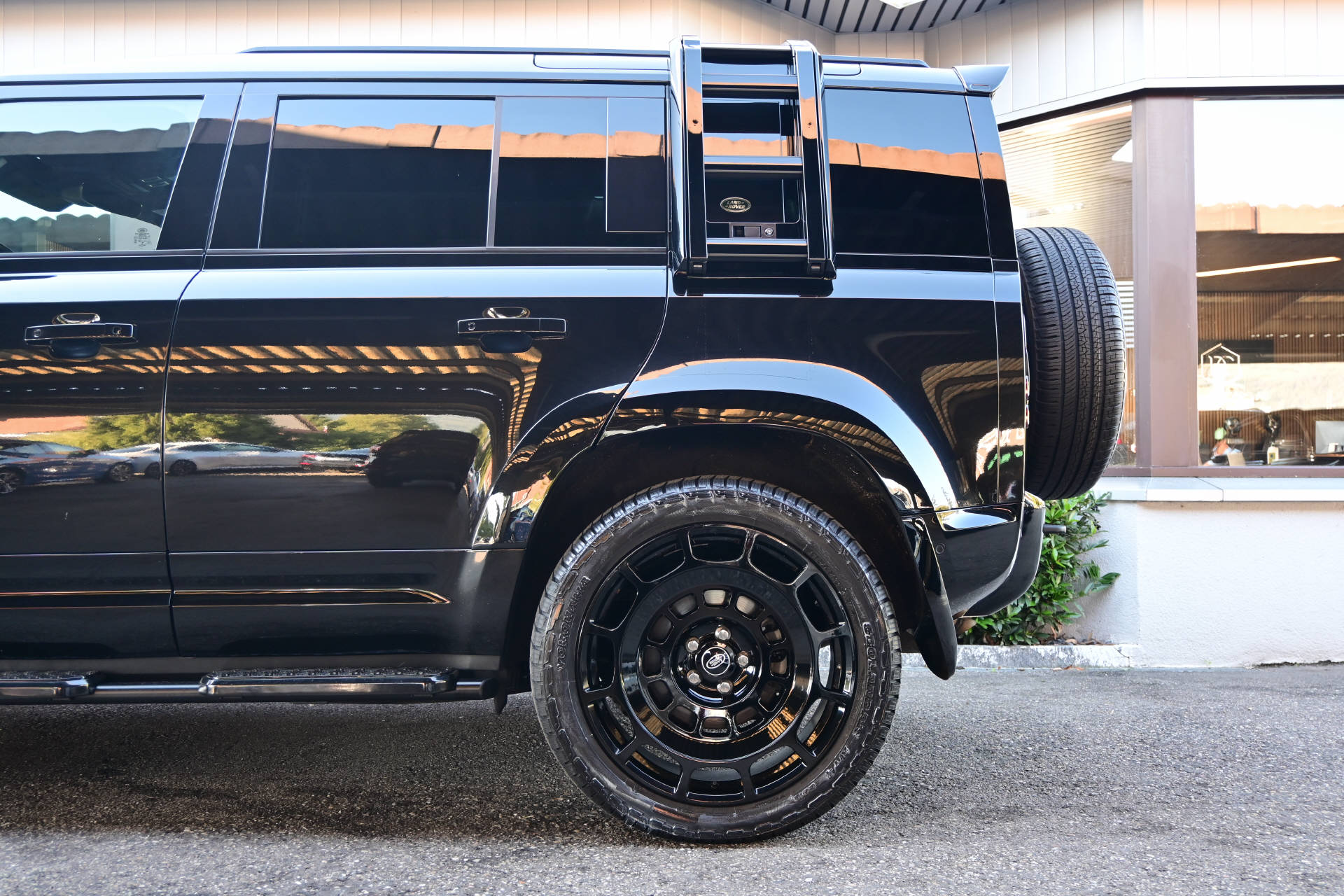 LAND ROVER Defender 110 3.0 D I6 250 X-Dynamic SE-image-5
