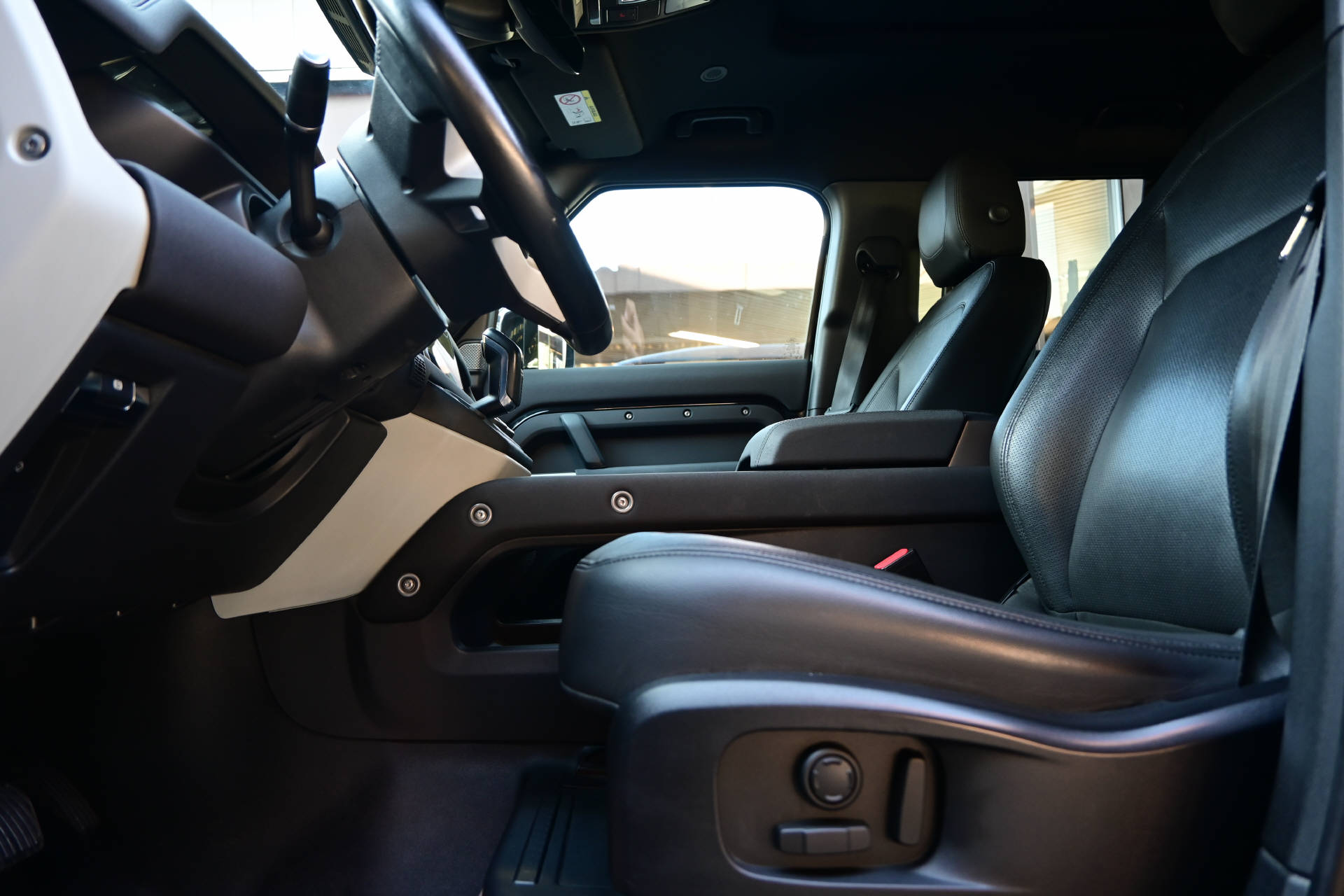 LAND ROVER Defender 110 3.0 D I6 250 X-Dynamic SE-image-14
