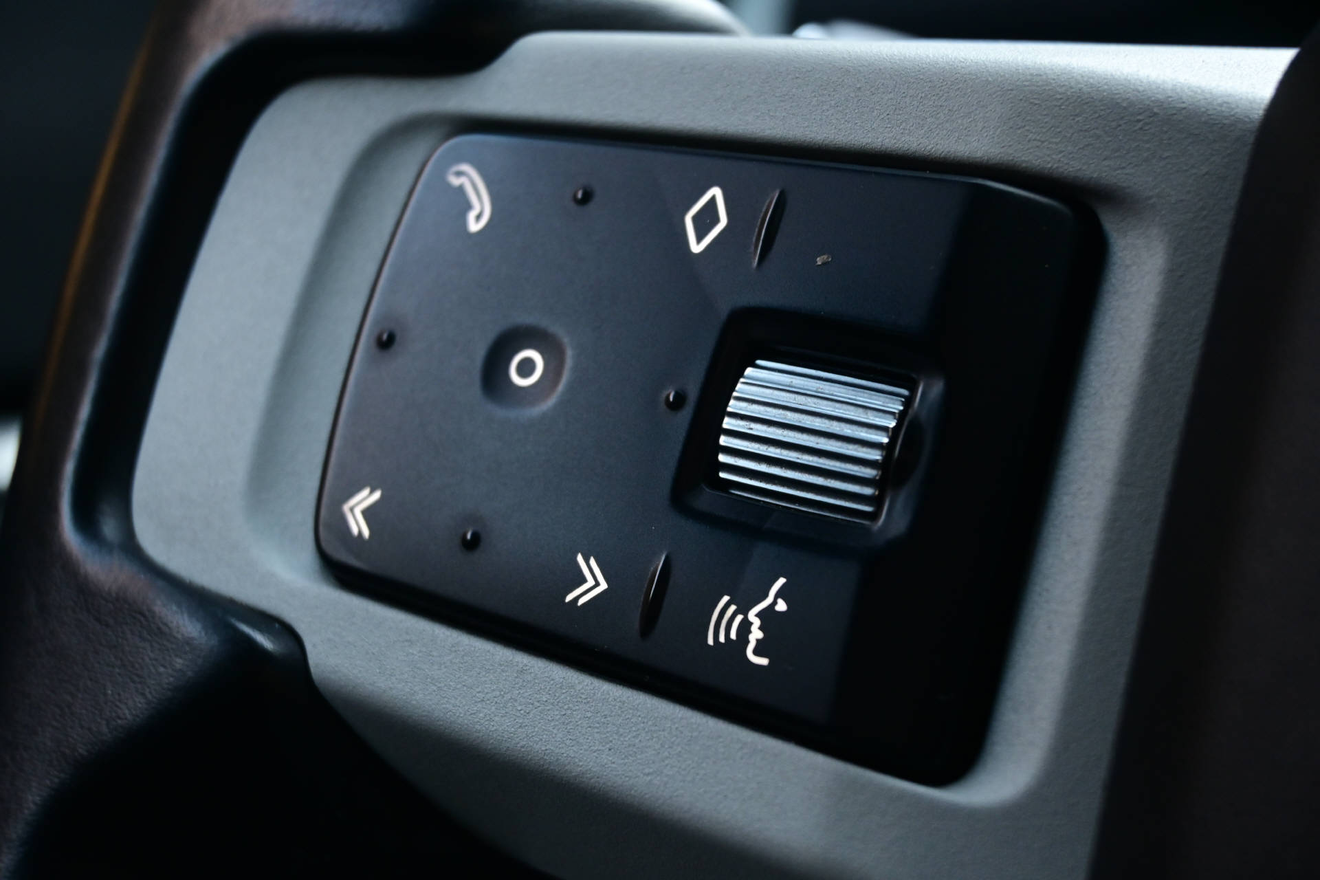 LAND ROVER Defender 110 3.0 D I6 250 X-Dynamic SE-image-23