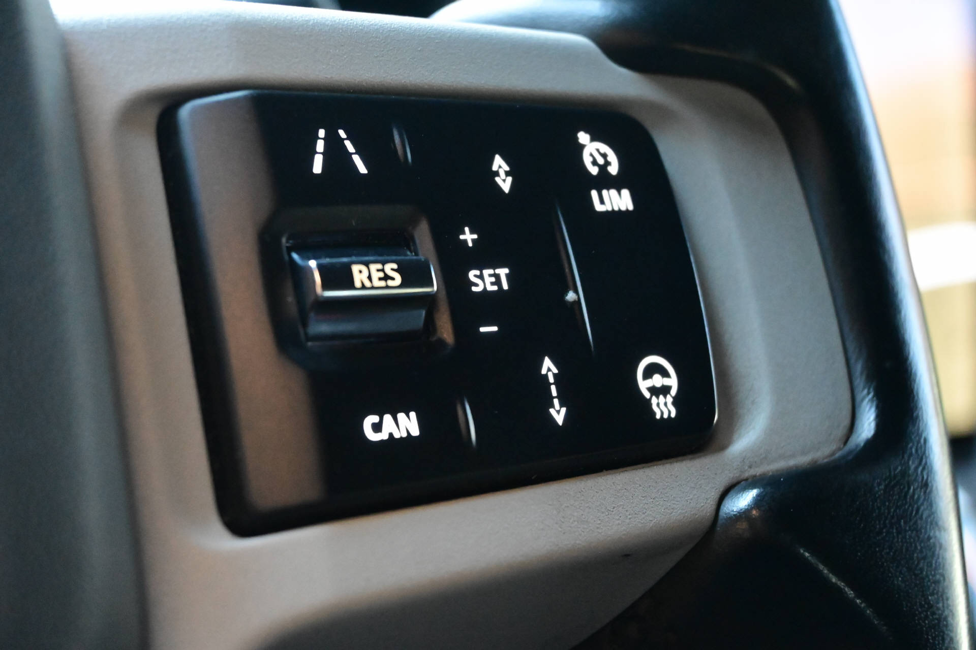LAND ROVER Defender 110 3.0 D I6 250 X-Dynamic SE-image-17