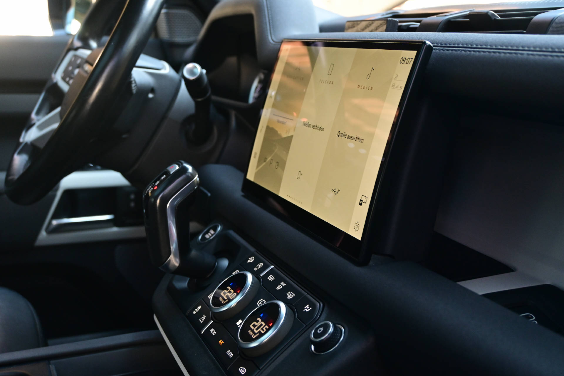 LAND ROVER Defender 110 3.0 D I6 250 X-Dynamic SE-image-25