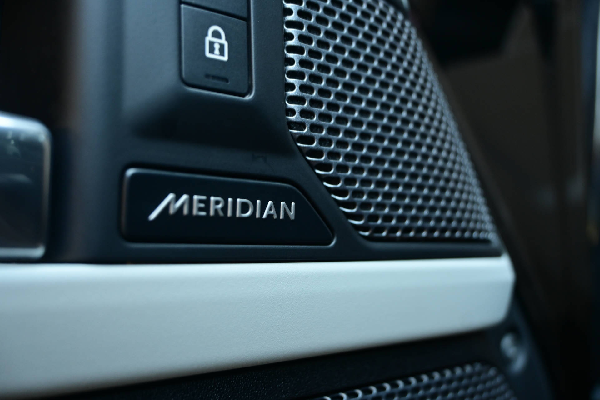 LAND ROVER Defender 110 3.0 D I6 250 X-Dynamic SE-image-24