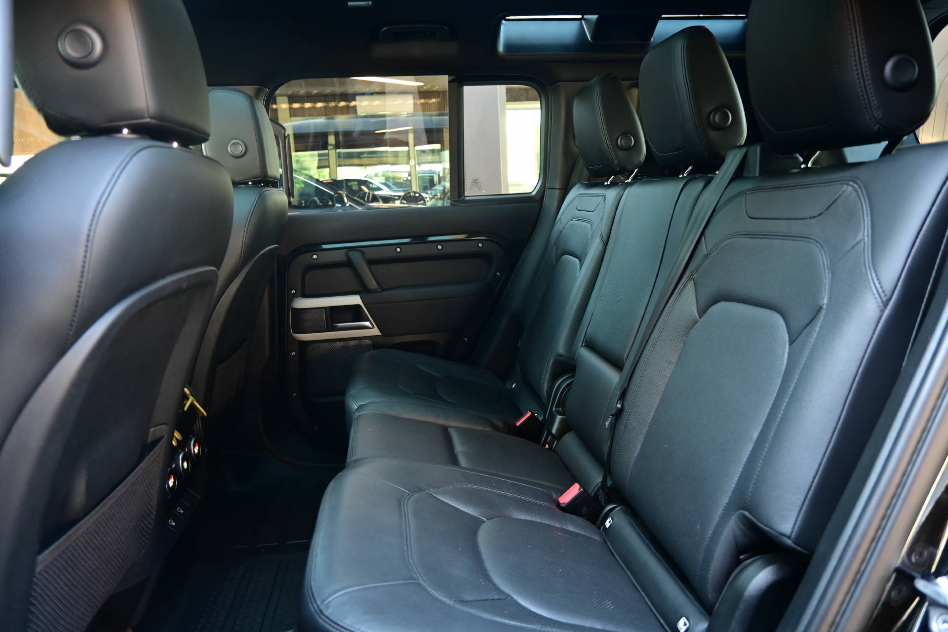 LAND ROVER Defender 110 3.0 D I6 250 X-Dynamic SE-image-29