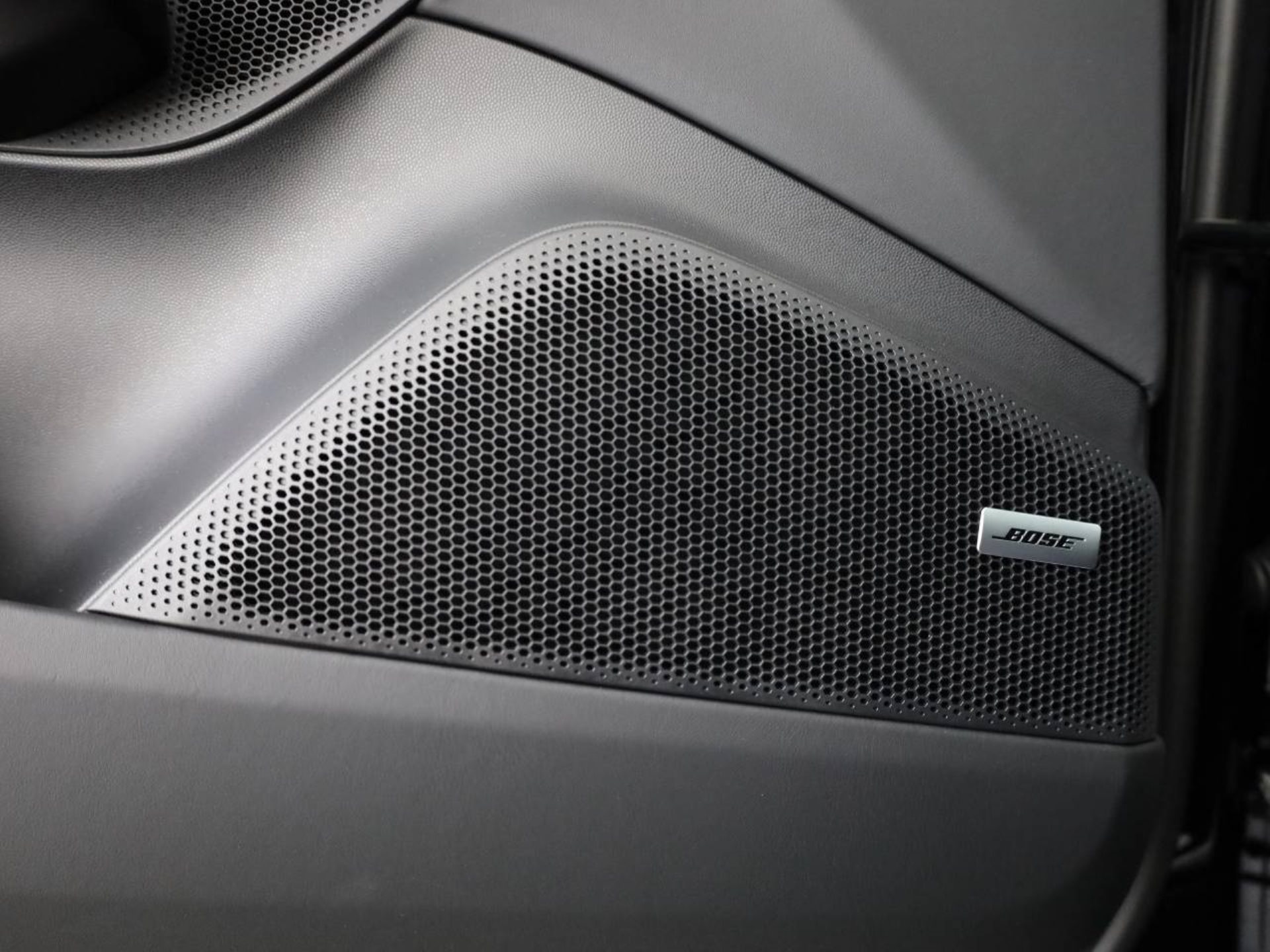 PORSCHE Macan Turbo-image-19