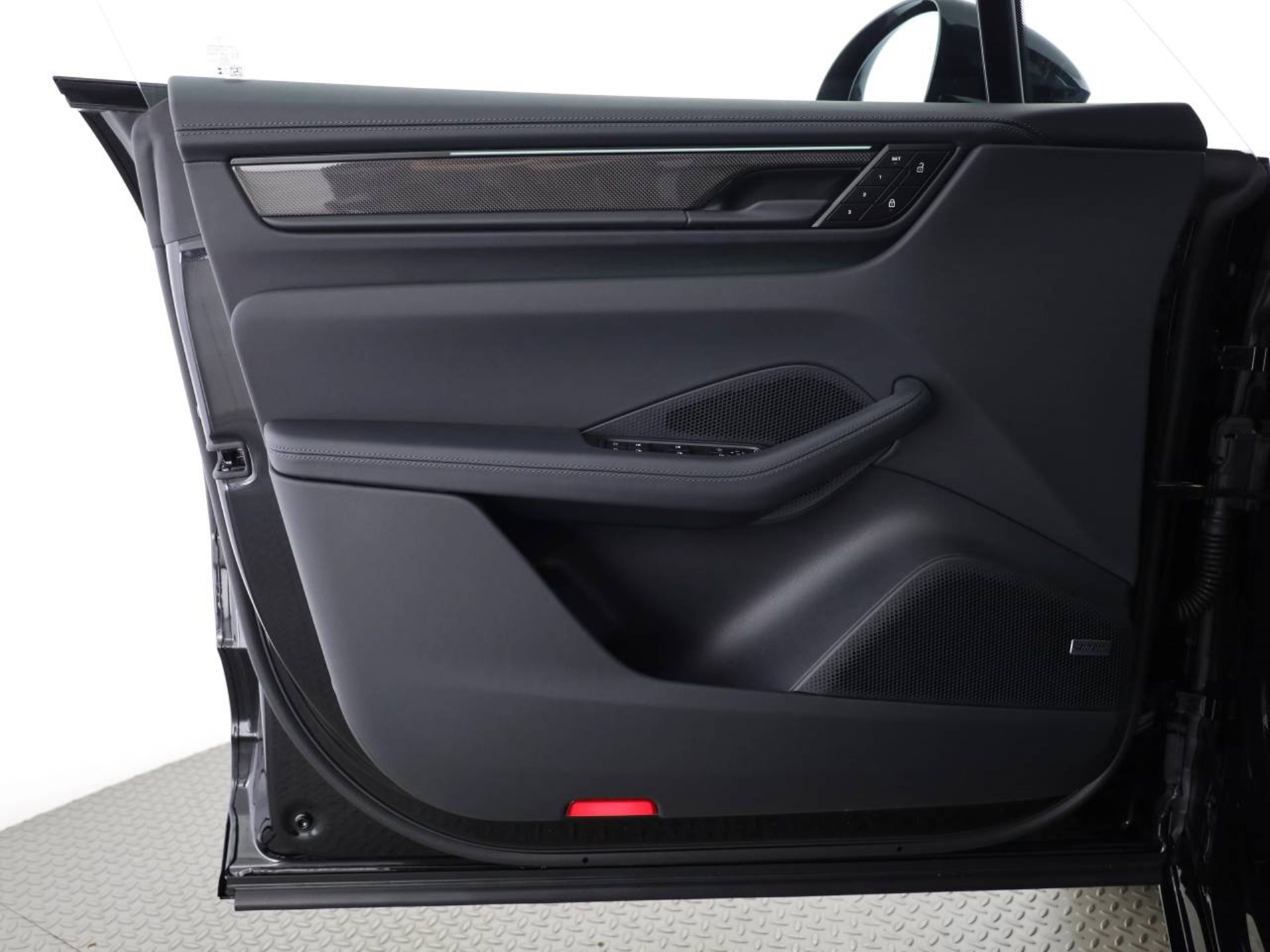 PORSCHE Macan Turbo-image-18