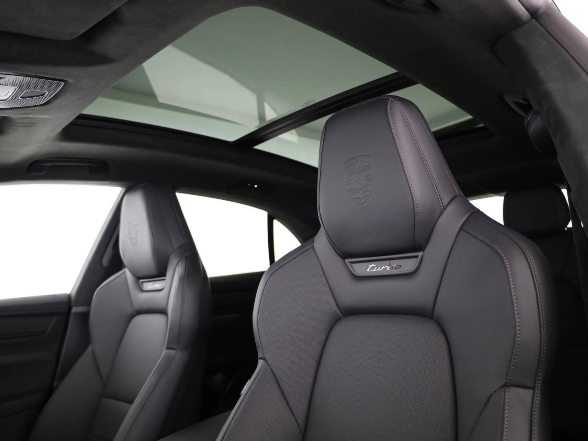 PORSCHE Macan Turbo-image-16